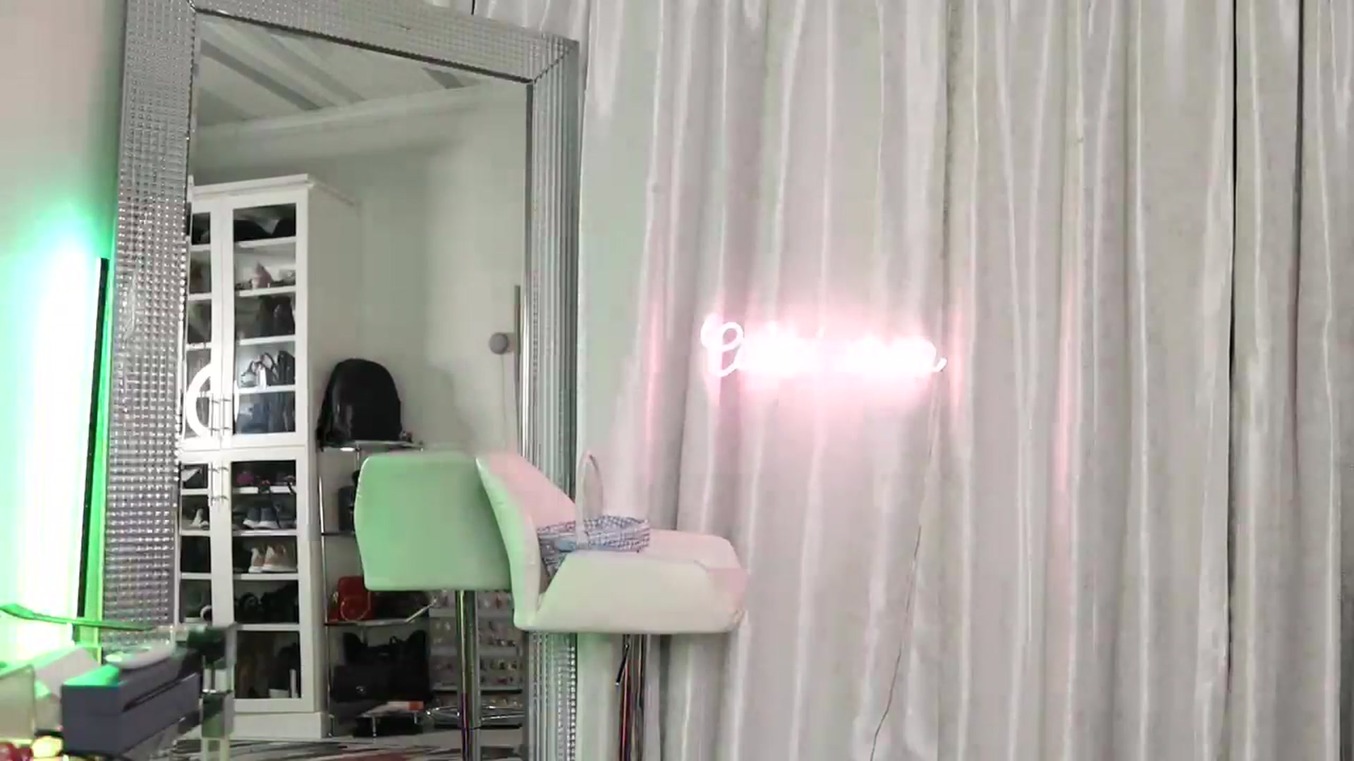 Gallery image thumbnail from Cubbixoxo's myfreecams stream on, 04/10/2023, 02:35 image 6 of 20