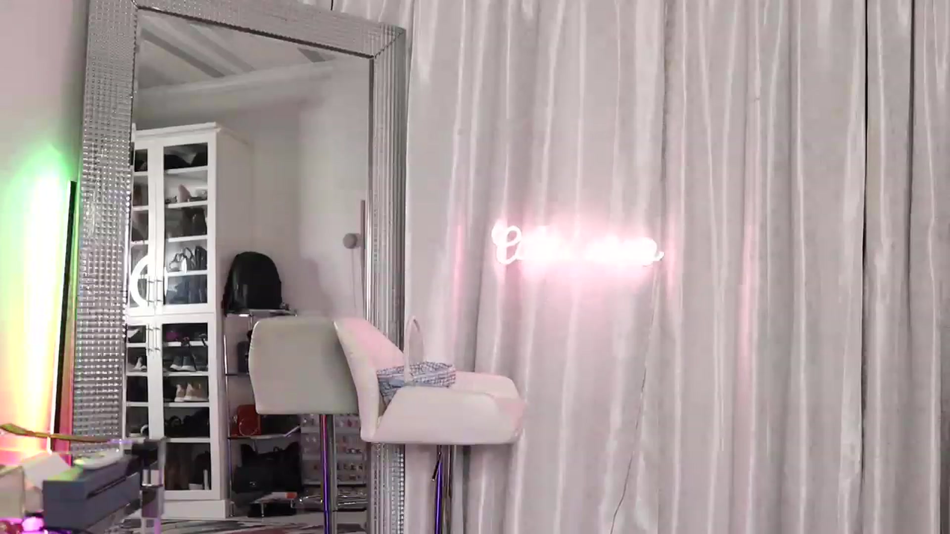 Gallery image thumbnail from Cubbixoxo's myfreecams stream on, 04/10/2023, 02:35 image 5 of 20