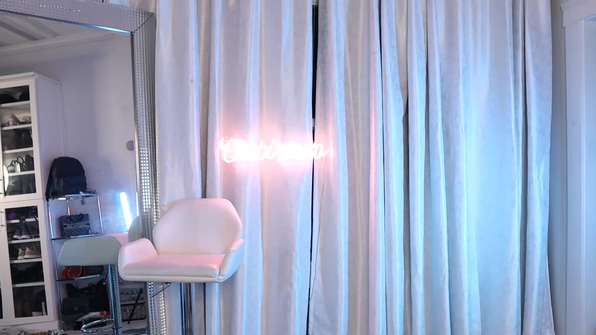 Gallery image thumbnail from Cubbixoxo's myfreecams stream on, 04/19/2023, 05:31 image 1 of 20