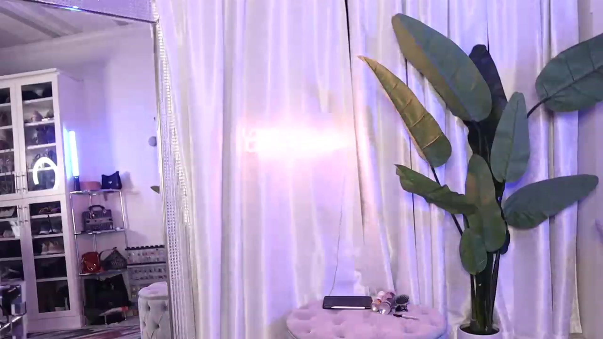 Gallery image thumbnail from Cubbixoxo's myfreecams stream on, 05/28/2023, 04:09 image 16 of 20