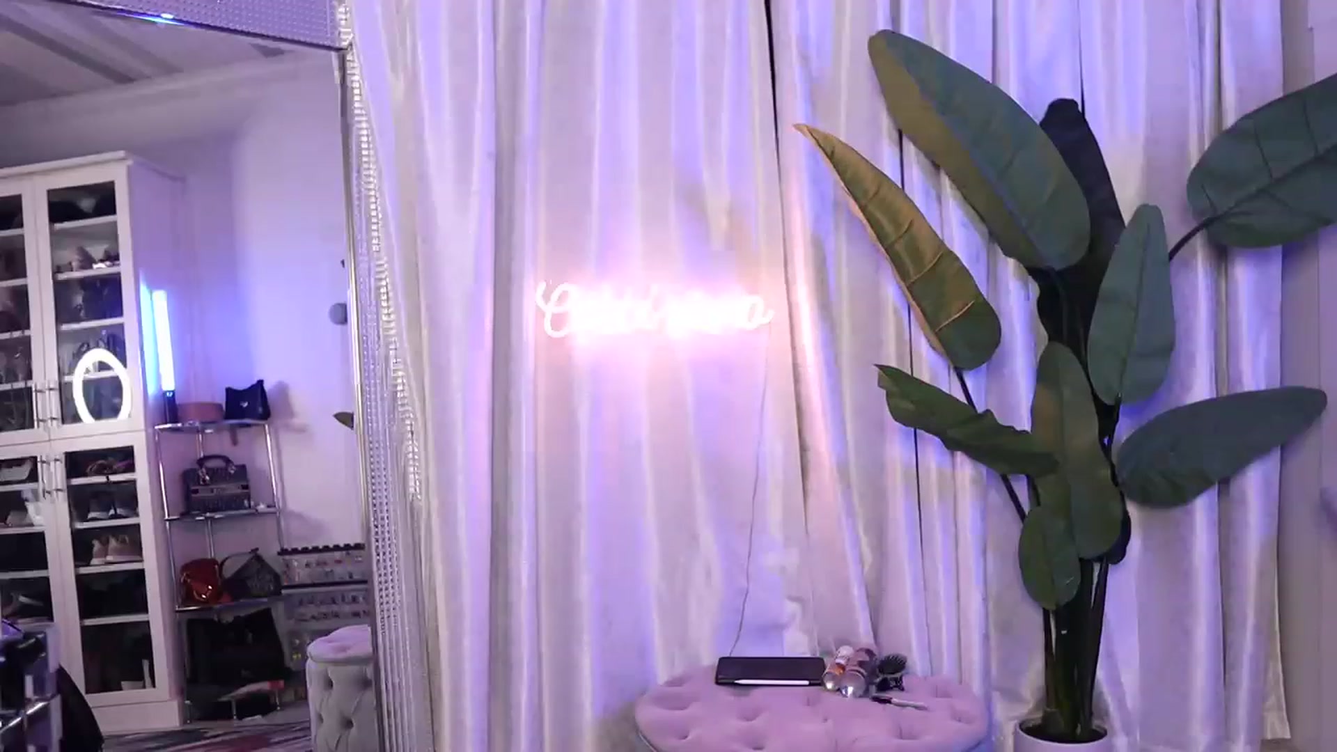 Gallery image thumbnail from Cubbixoxo's myfreecams stream on, 05/28/2023, 04:09 image 10 of 20