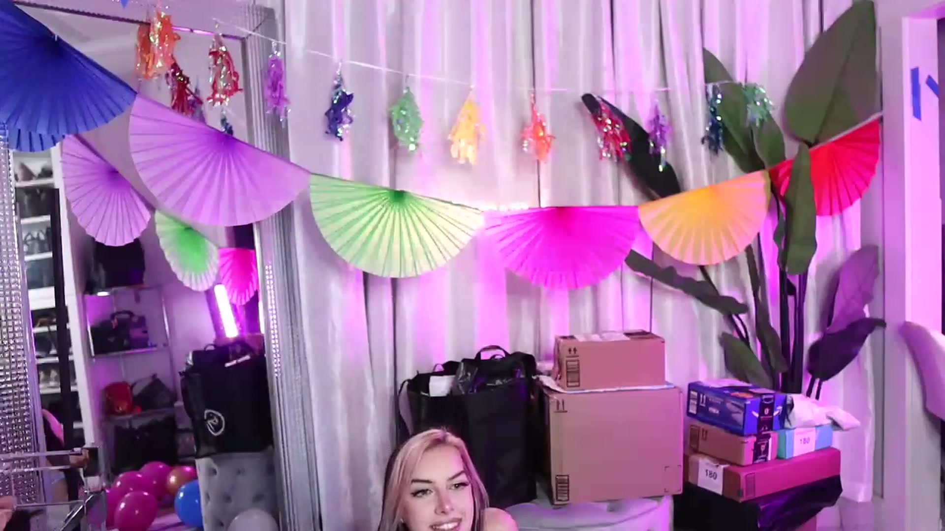 Gallery image thumbnail from Cubbixoxo's myfreecams stream on, 06/25/2023, 03:40 image 13 of 20