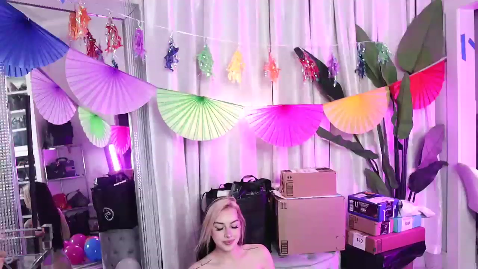 Gallery image thumbnail from Cubbixoxo's myfreecams stream on, 06/25/2023, 04:18 image 10 of 20