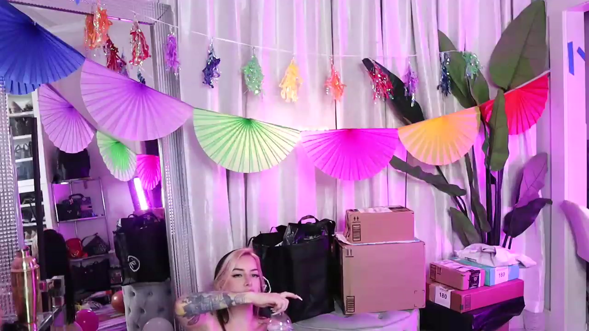 Gallery image thumbnail from Cubbixoxo's myfreecams stream on, 06/25/2023, 04:49 image 17 of 20
