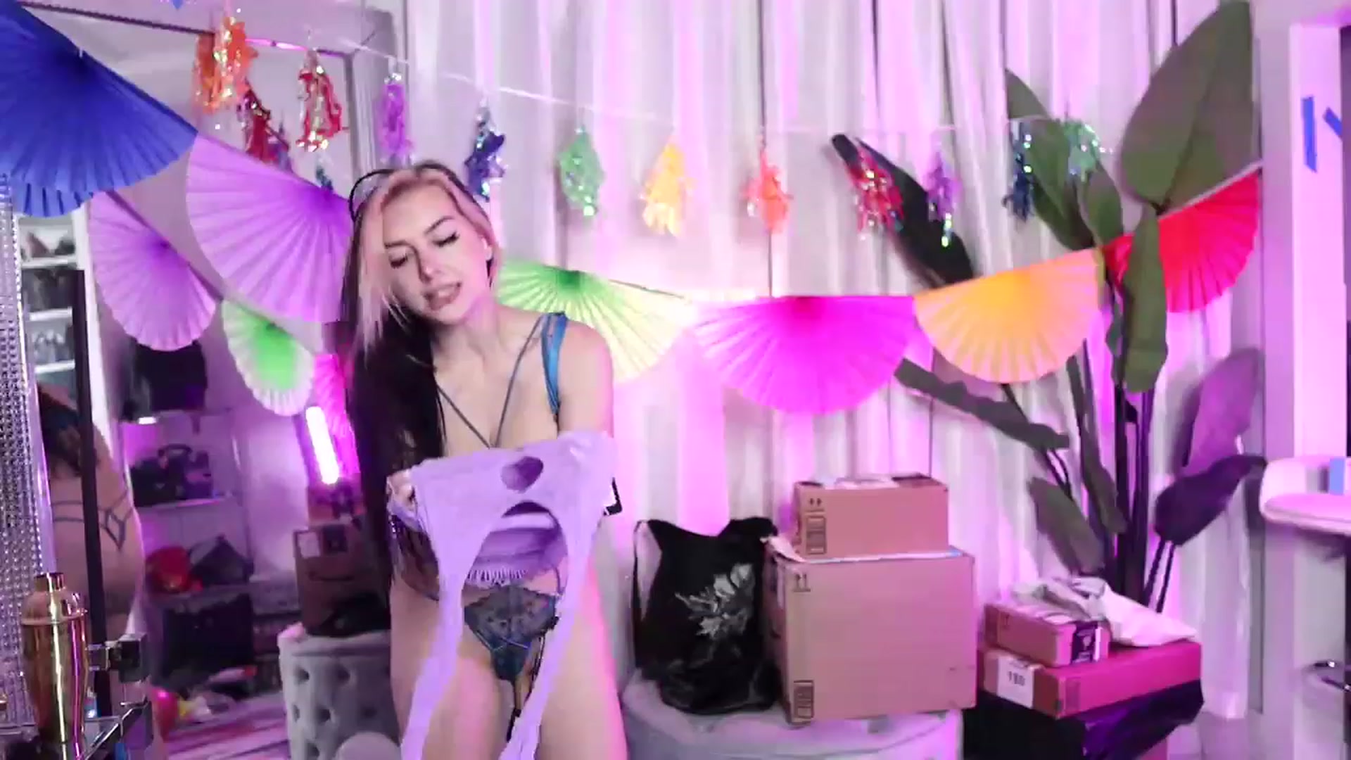 Gallery image thumbnail from Cubbixoxo's myfreecams stream on, 06/25/2023, 05:51 image 12 of 20