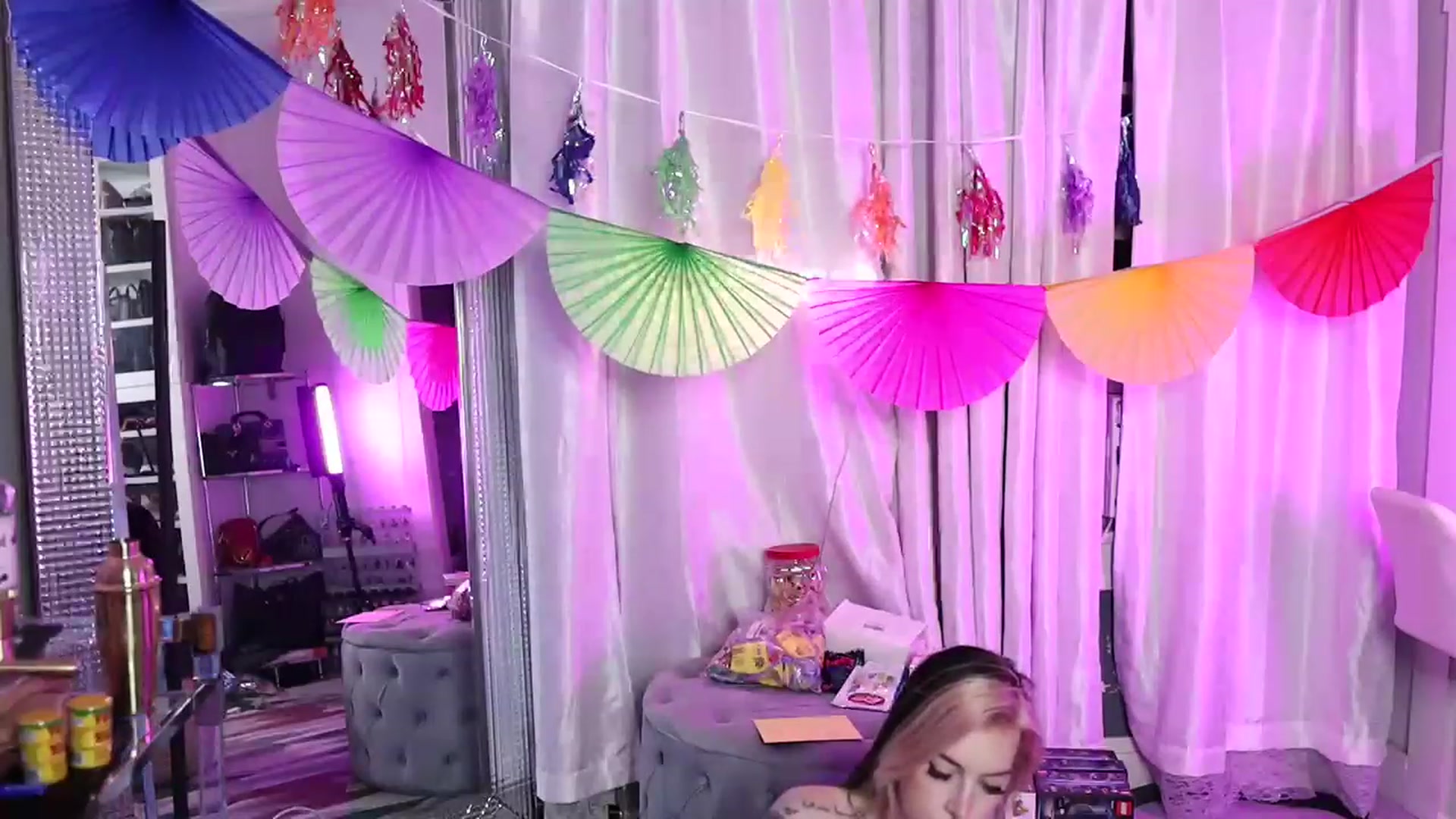 Gallery image thumbnail from Cubbixoxo's myfreecams stream on, 06/26/2023, 04:59 image 18 of 20