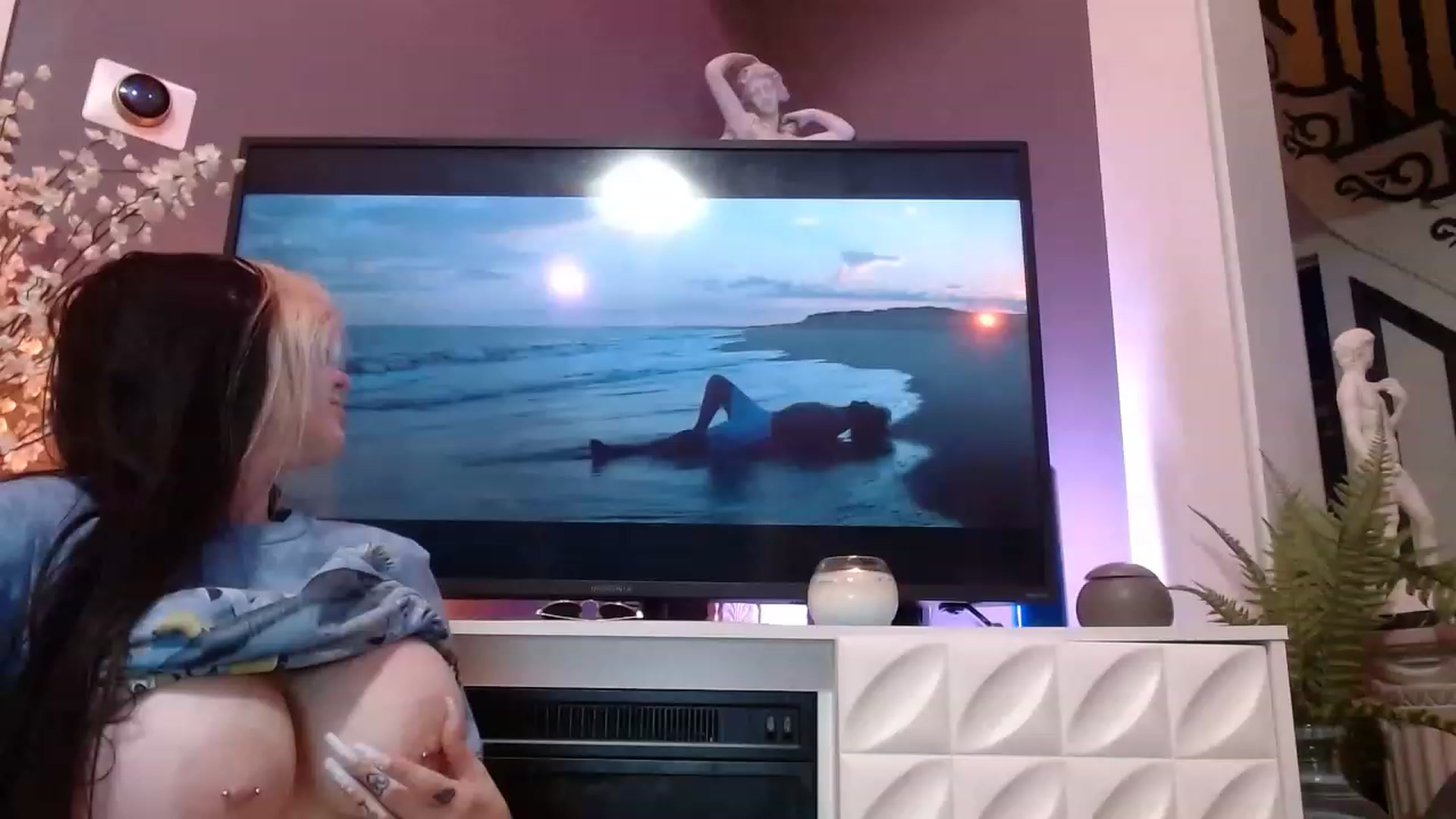 Gallery image thumbnail from Cubbixoxo's myfreecams stream on, 06/27/2023, 03:25 image 12 of 20