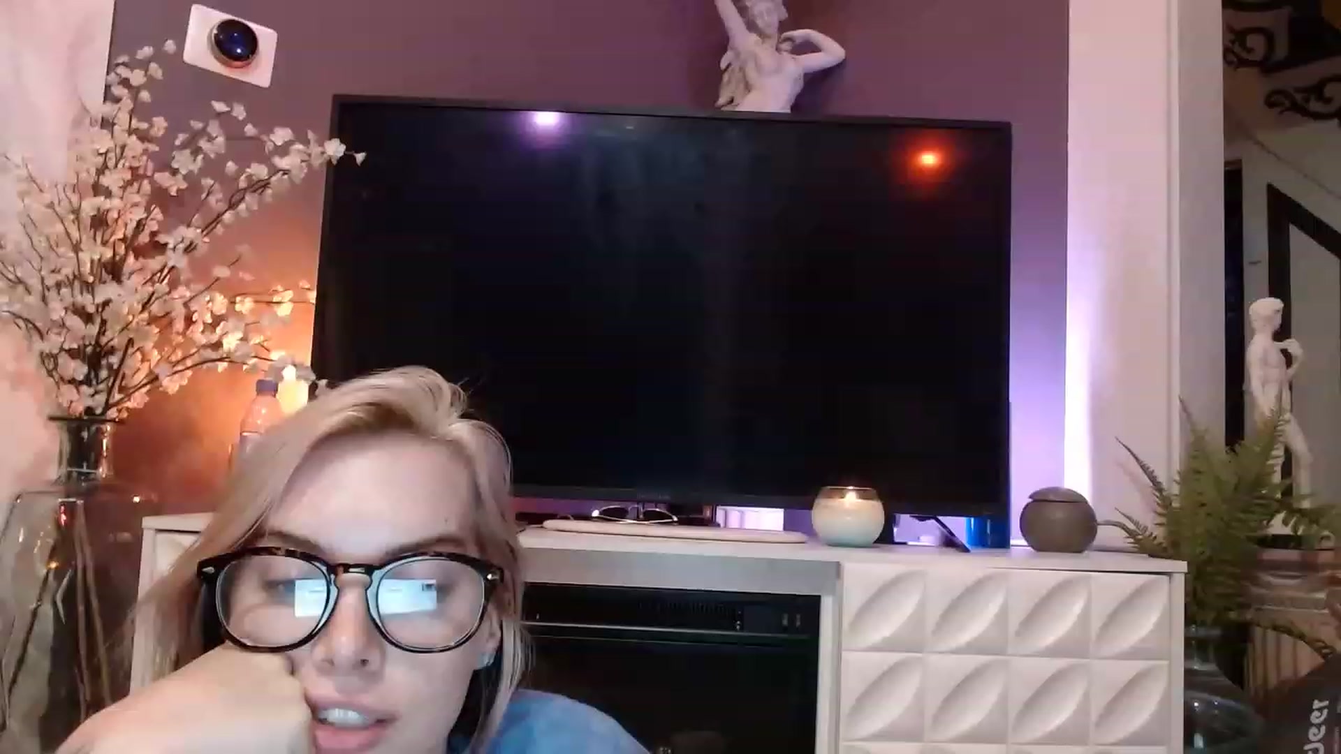 Gallery image thumbnail from Cubbixoxo's myfreecams stream on, 06/27/2023, 03:25 image 8 of 20
