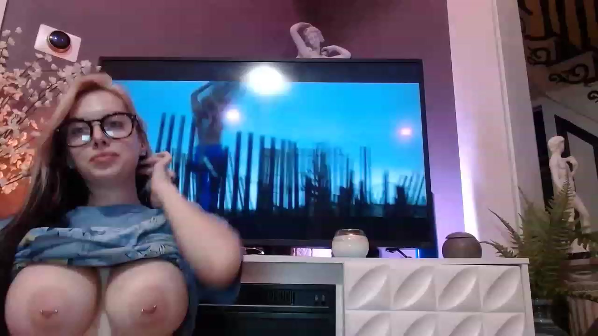 Gallery image thumbnail from Cubbixoxo's myfreecams stream on, 06/27/2023, 03:25 image 10 of 20
