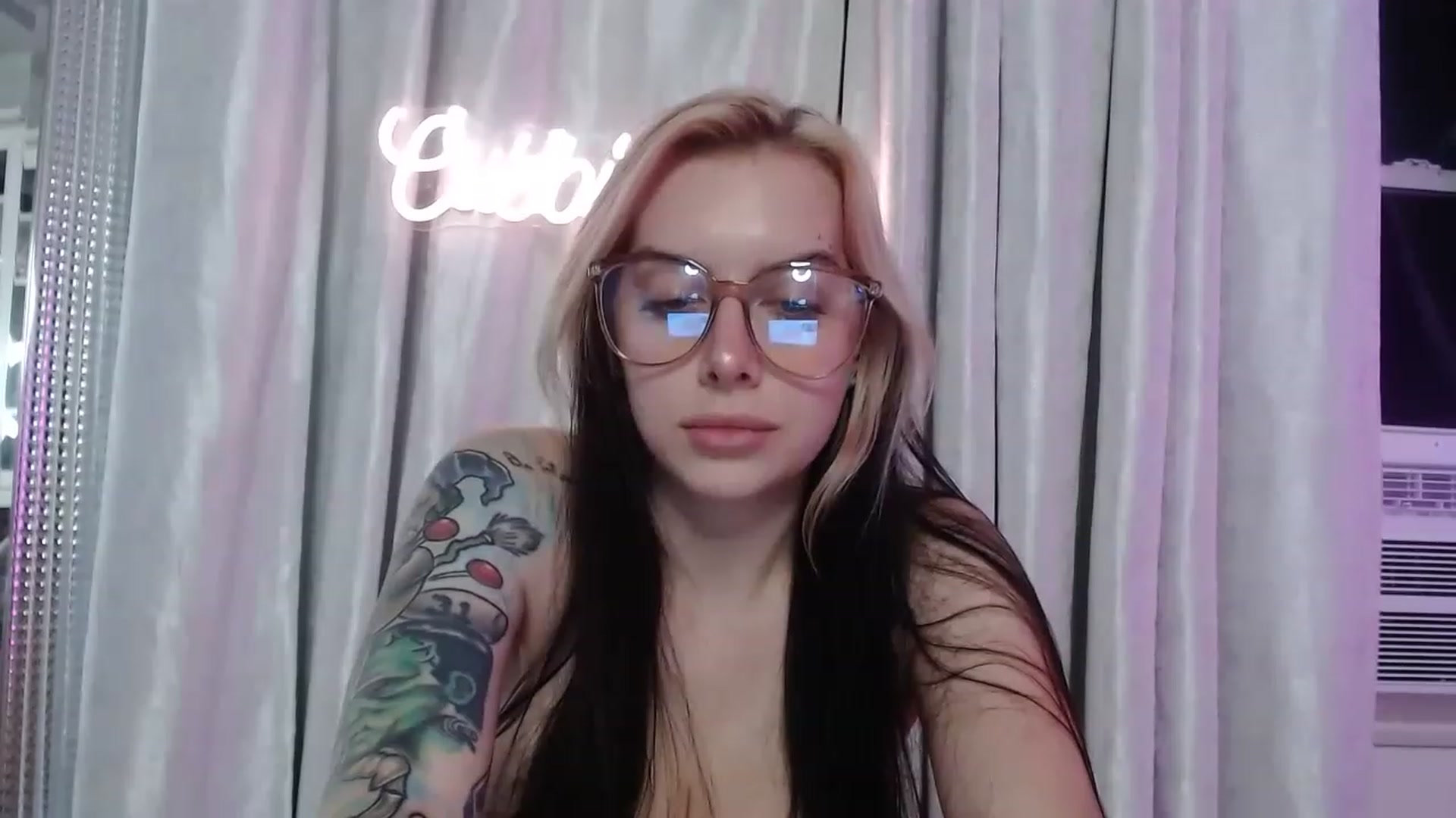 Gallery image thumbnail from Cubbixoxo's myfreecams stream on, 07/01/2023, 05:49 image 15 of 20