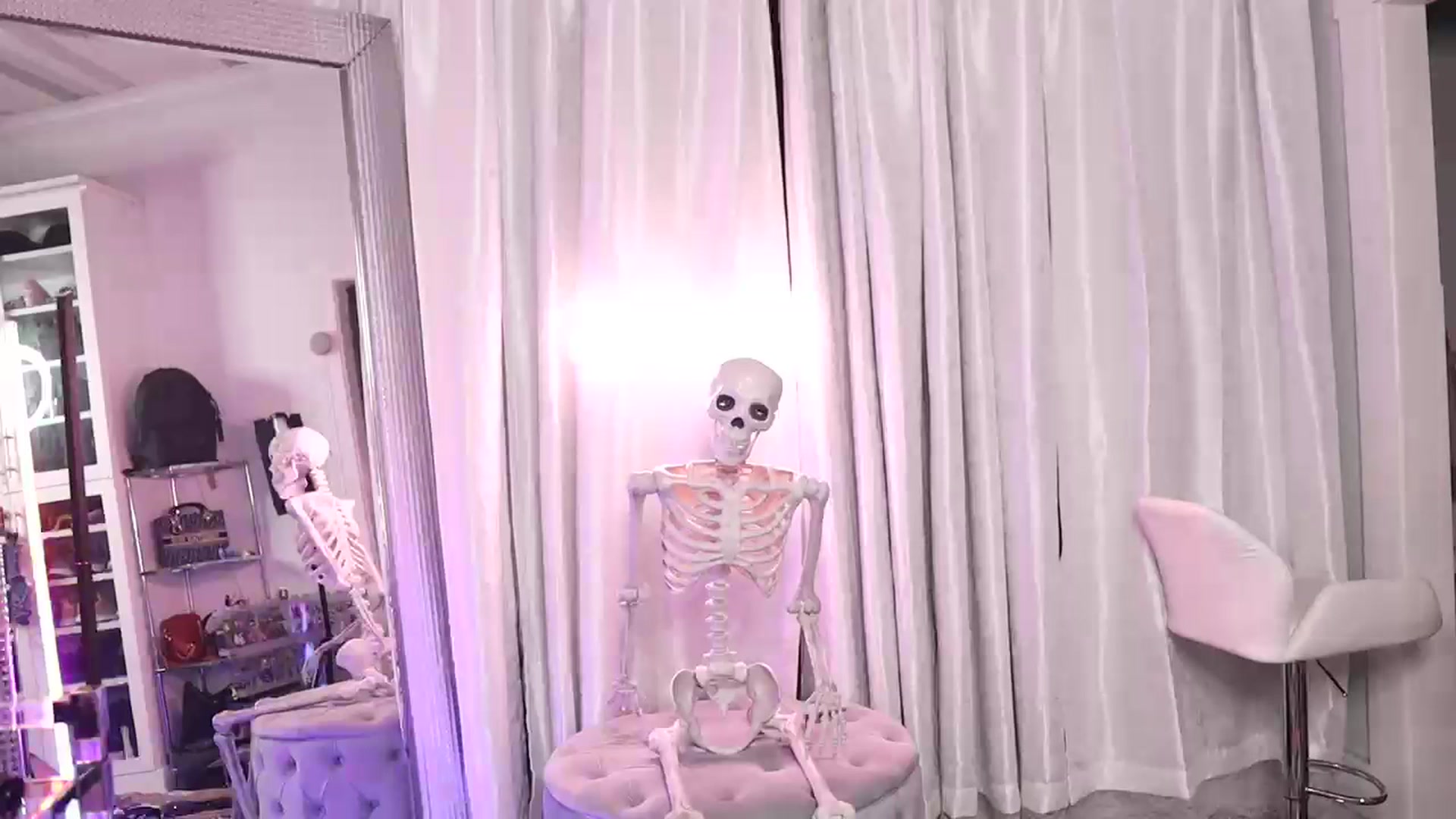 Gallery image thumbnail from Cubbixoxo's myfreecams stream on, 07/16/2023, 03:35 image 10 of 20