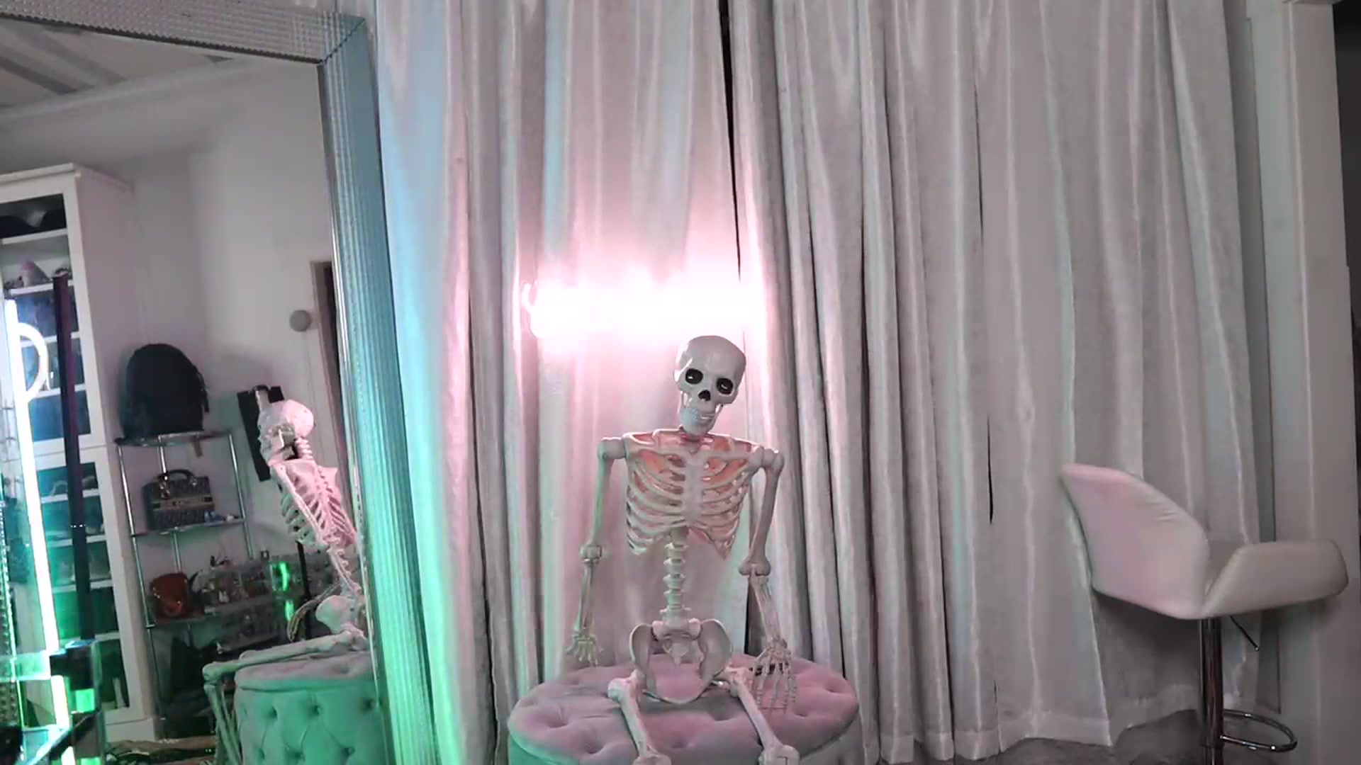 Gallery image thumbnail from Cubbixoxo's myfreecams stream on, 07/16/2023, 03:35 image 17 of 20