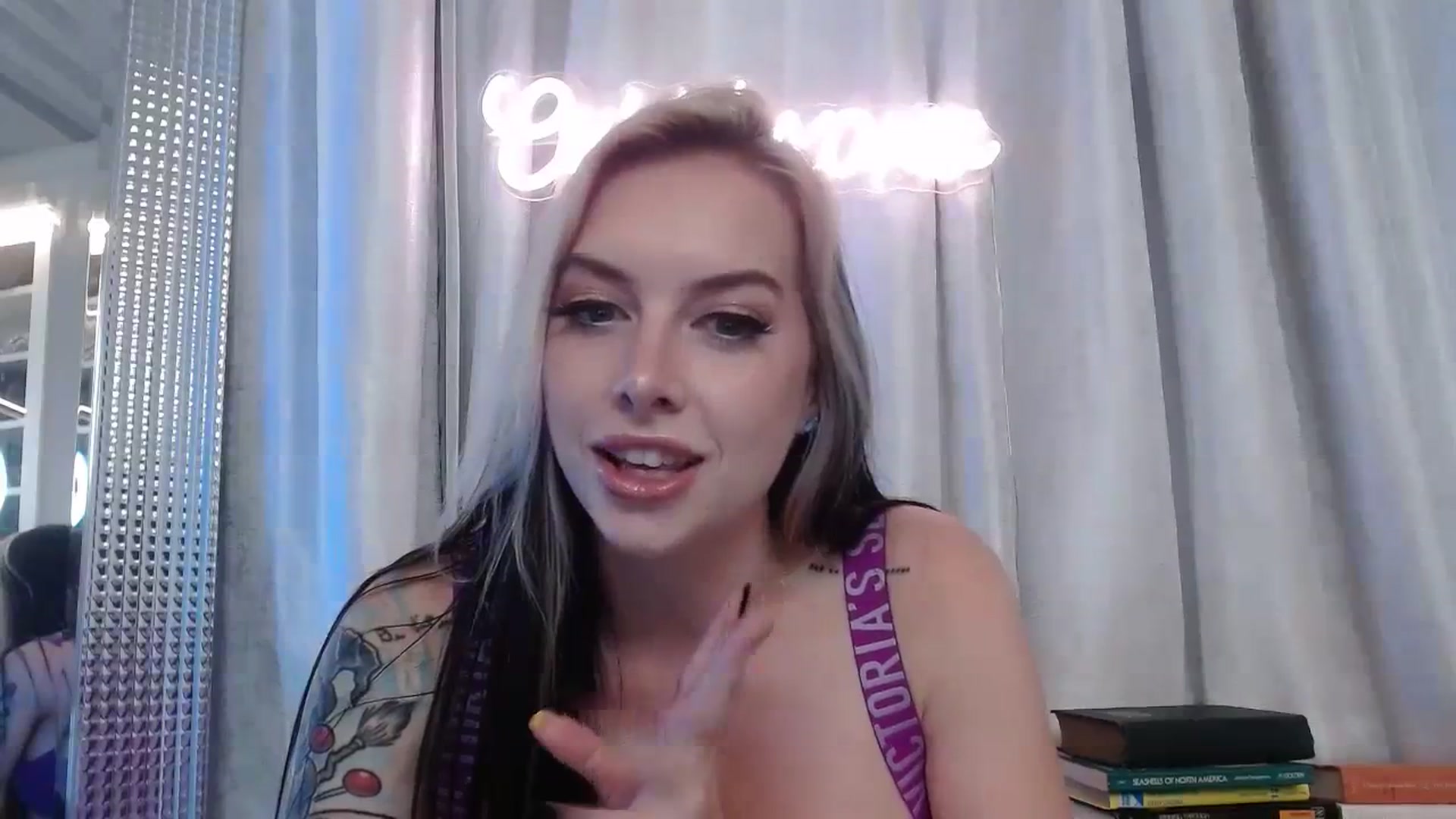 Gallery image thumbnail from Cubbixoxo's myfreecams stream on, 07/24/2023, 01:16 image 13 of 20