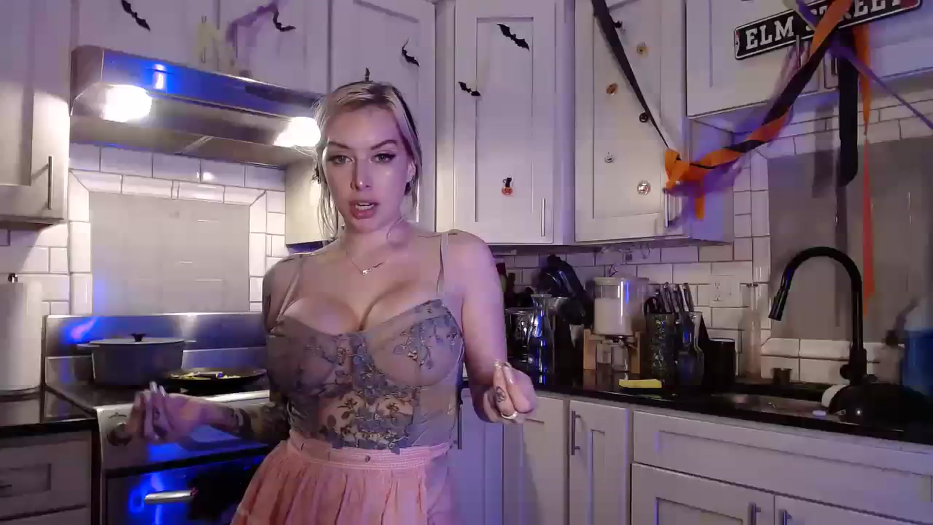 Gallery image thumbnail from Cubbixoxo's myfreecams stream on, 08/08/2023, 02:34 image 9 of 20