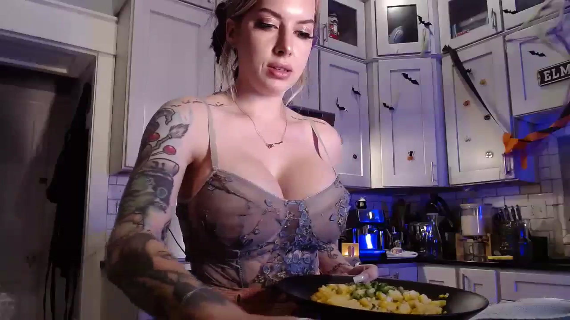 Gallery image thumbnail from Cubbixoxo's myfreecams stream on, 08/08/2023, 02:34 image 17 of 20