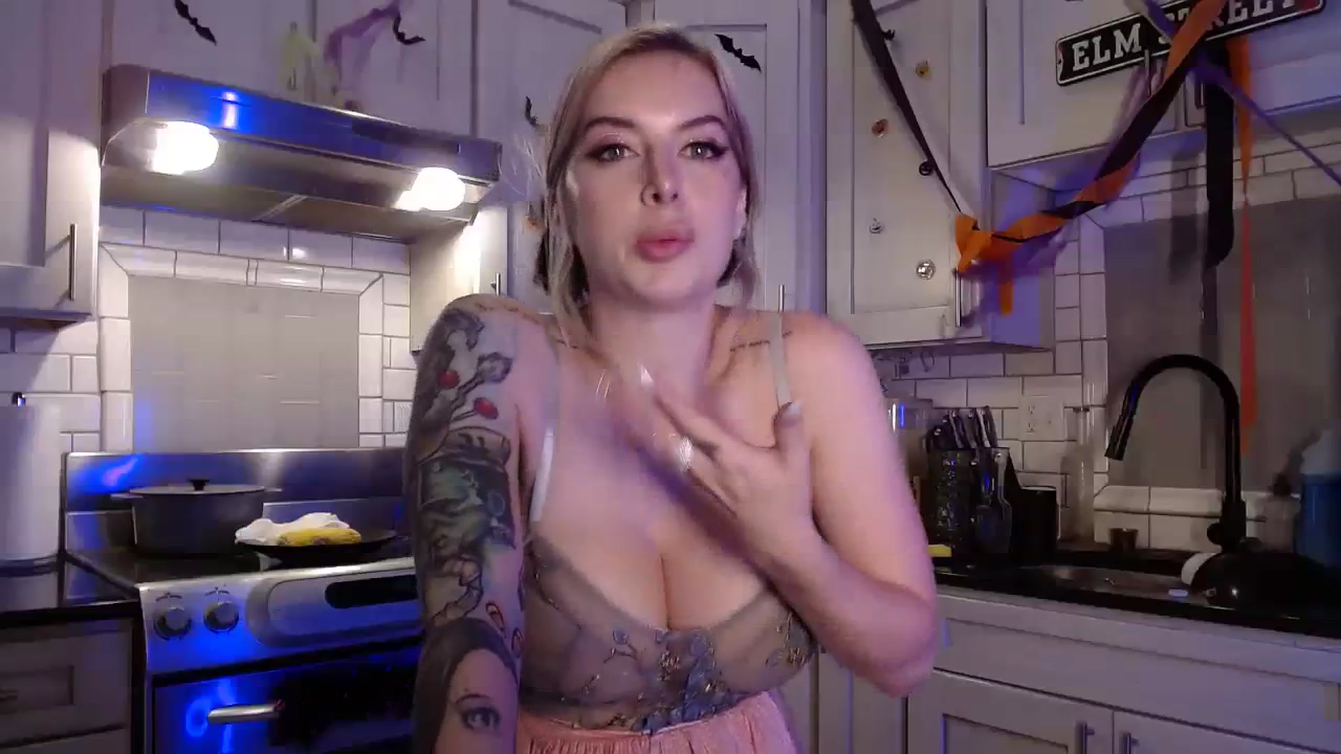 Gallery image thumbnail from Cubbixoxo's myfreecams stream on, 08/08/2023, 02:34 image 7 of 20