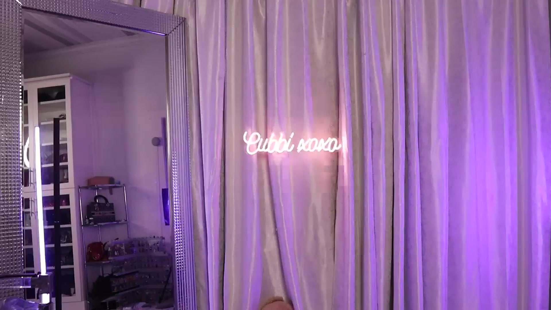 Gallery image thumbnail from Cubbixoxo's myfreecams stream on, 08/13/2023, 03:56 image 12 of 20