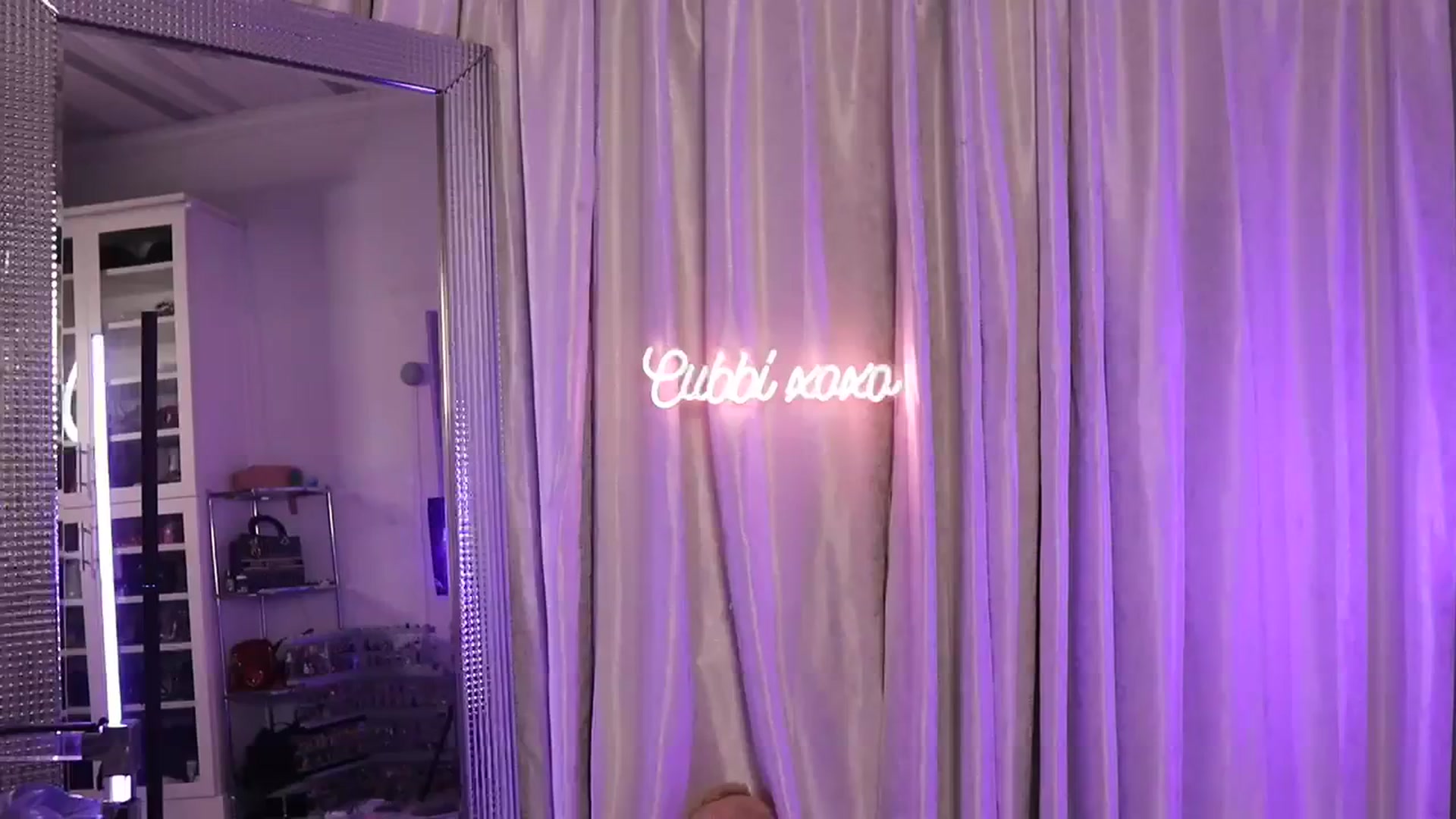 Gallery image thumbnail from Cubbixoxo's myfreecams stream on, 08/13/2023, 03:56 image 16 of 20