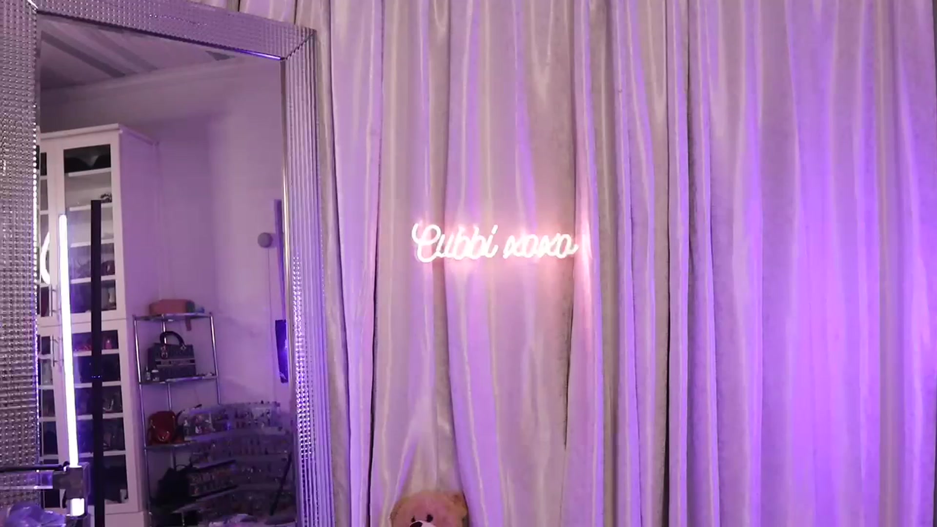 Gallery image thumbnail from Cubbixoxo's myfreecams stream on, 08/13/2023, 05:25 image 8 of 20