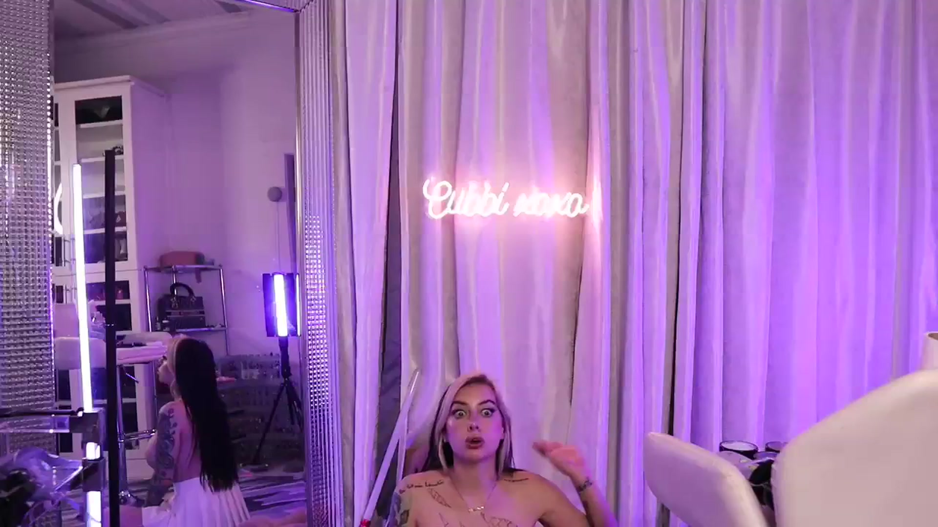 Gallery image thumbnail from Cubbixoxo's myfreecams stream on, 08/14/2023, 04:10 image 6 of 20