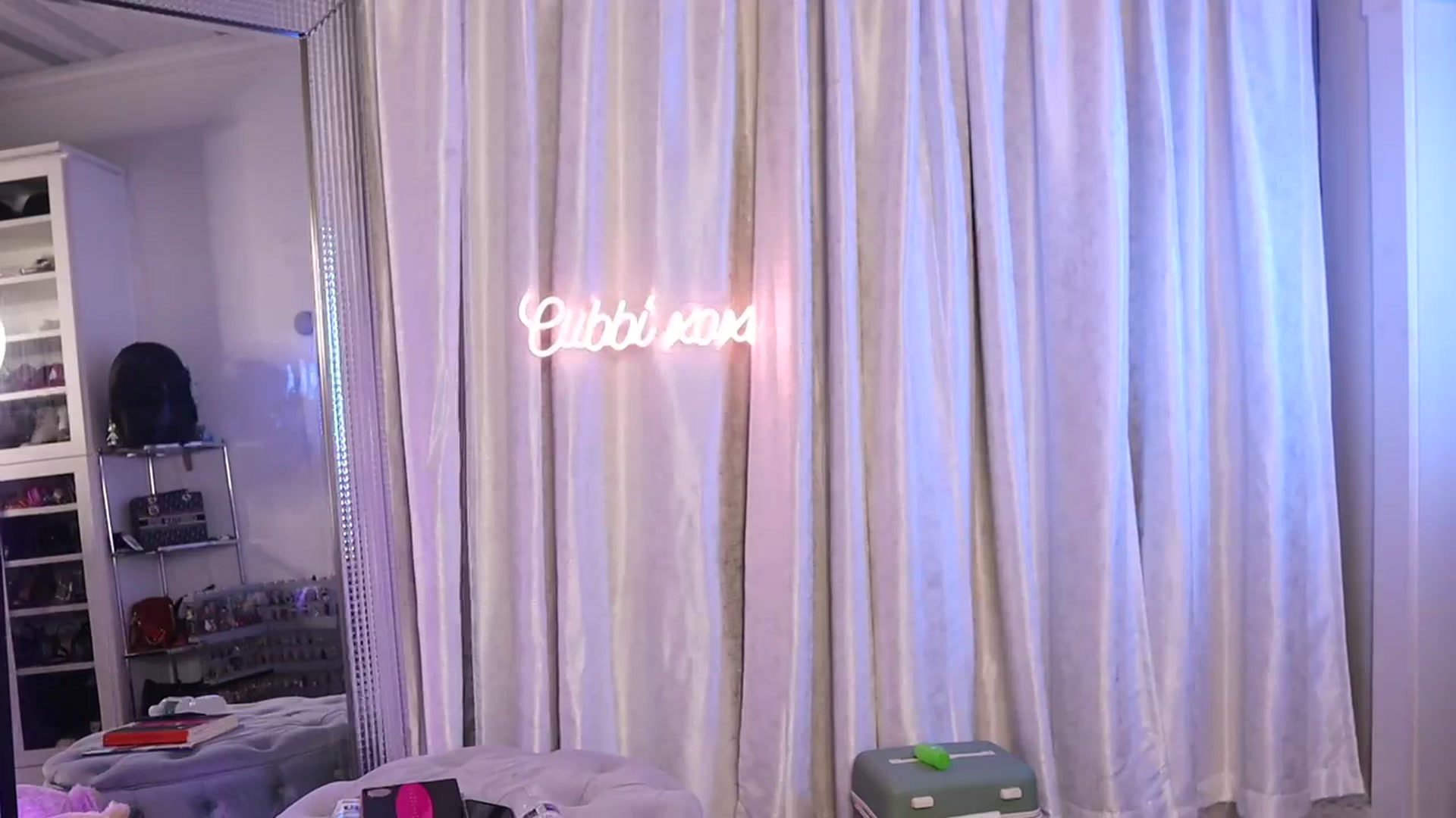 Gallery image thumbnail from Cubbixoxo's myfreecams stream on, 09/20/2023, 04:04 image 5 of 20
