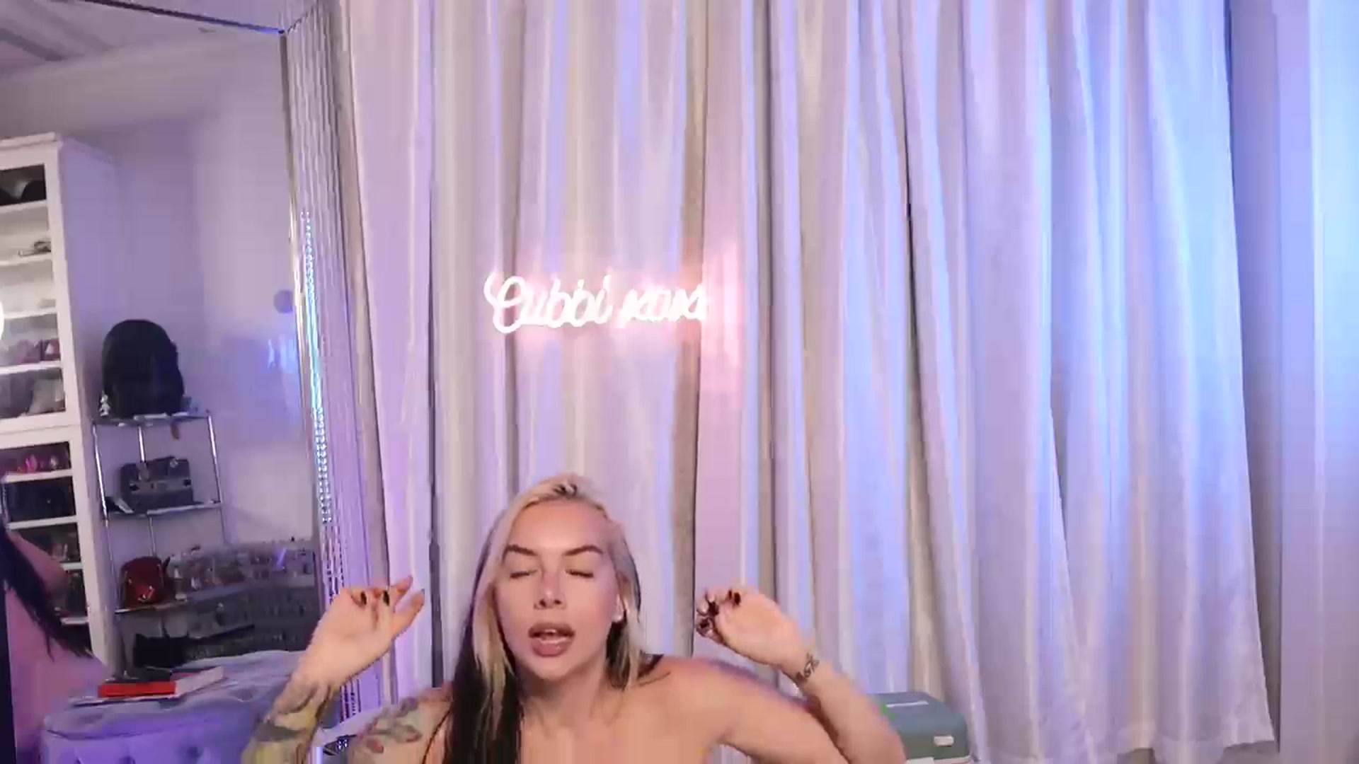 Gallery image thumbnail from Cubbixoxo's myfreecams stream on, 09/20/2023, 04:55 image 16 of 20