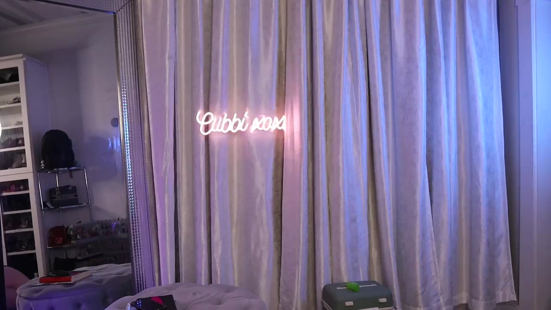 Gallery image thumbnail from Cubbixoxo's myfreecams stream on, 09/20/2023, 05:17 image 12 of 20