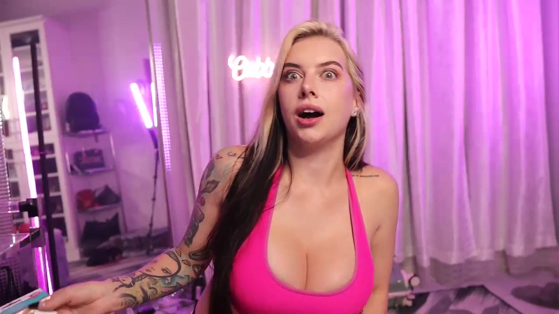 Gallery image thumbnail from Cubbixoxo's myfreecams stream on, 09/30/2023, 01:09 image 9 of 20