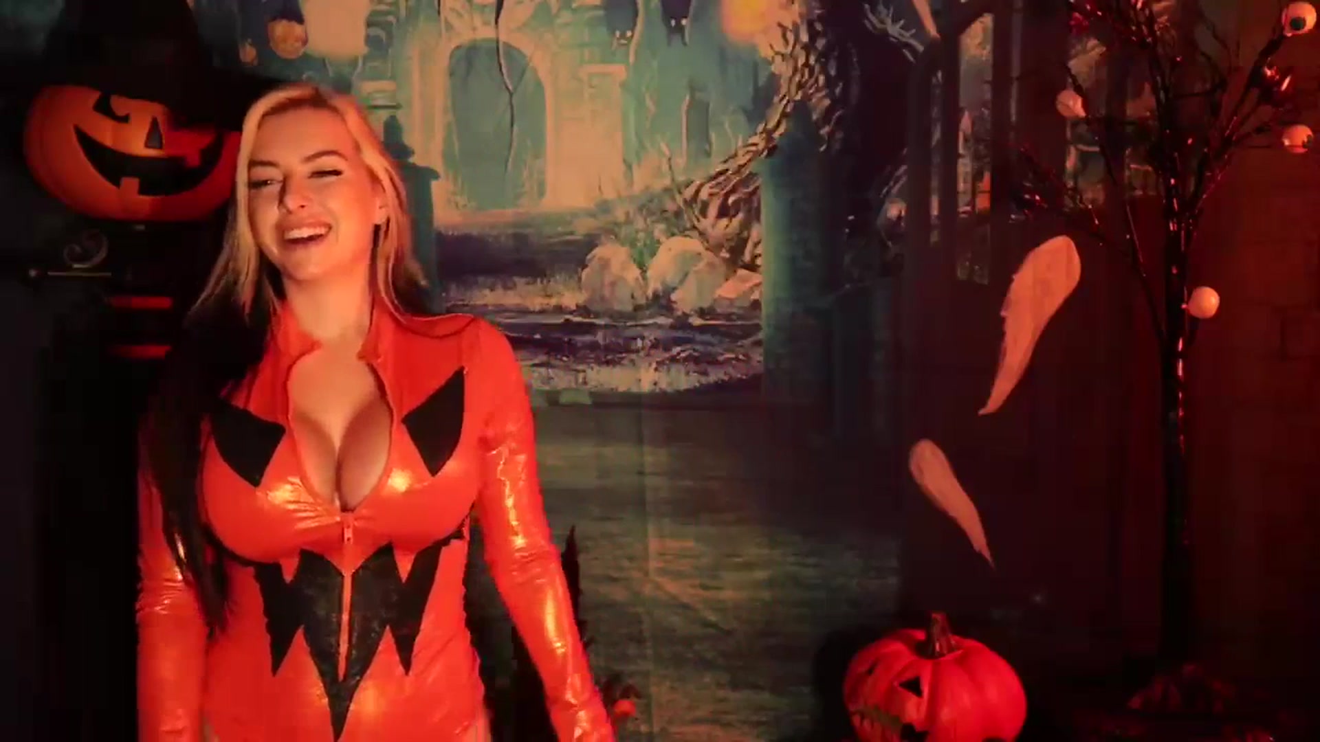 Gallery image thumbnail from Cubbixoxo's myfreecams stream on, 10/03/2023, 01:54 image 6 of 20