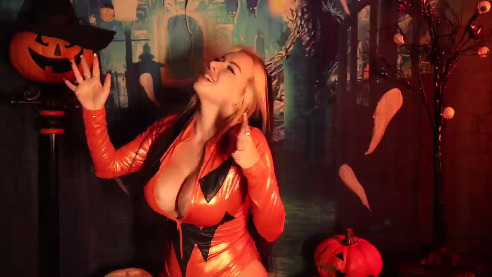 Gallery image thumbnail from Cubbixoxo's myfreecams stream on, 10/03/2023, 01:54 image 2 of 20