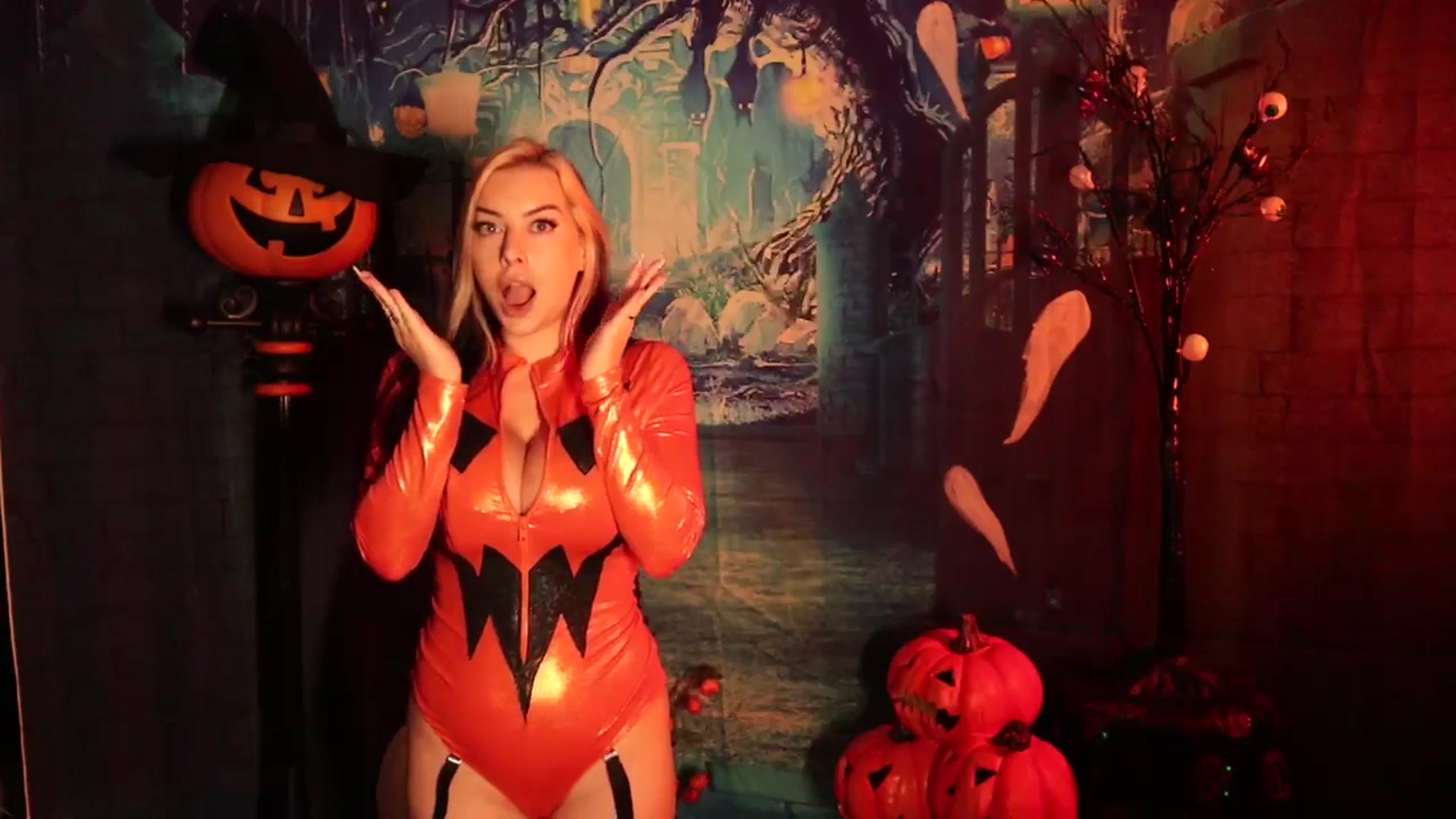 Gallery image thumbnail from Cubbixoxo's myfreecams stream on, 10/03/2023, 01:54 image 10 of 20