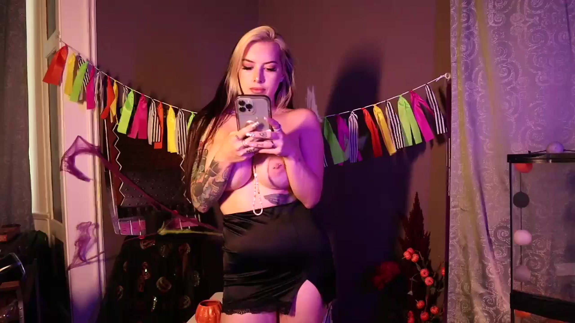 Gallery image thumbnail from Cubbixoxo's myfreecams stream on, 10/03/2023, 22:23 image 17 of 20