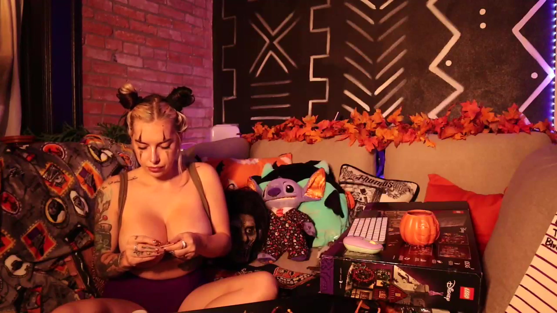 Gallery image thumbnail from Cubbixoxo's myfreecams stream on, 10/05/2023, 03:56 image 10 of 20