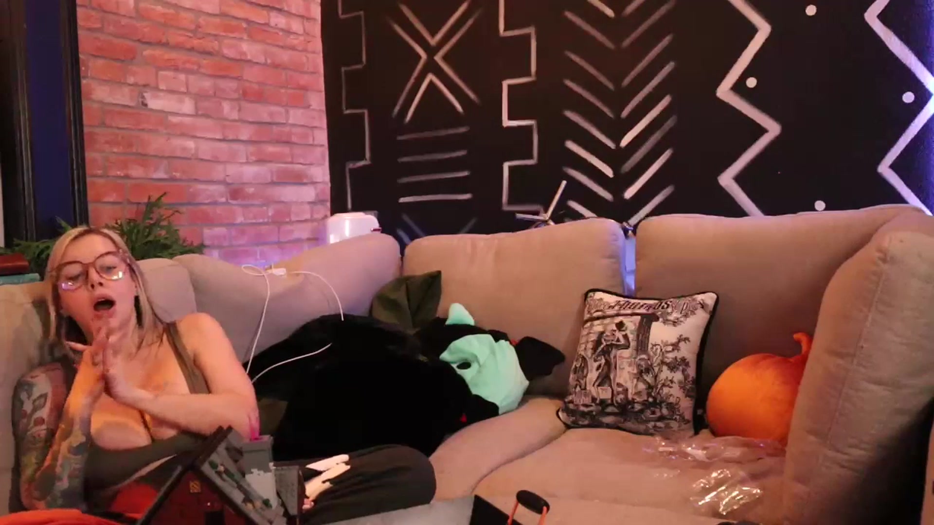 Gallery image thumbnail from Cubbixoxo's myfreecams stream on, 10/16/2023, 05:41 image 19 of 20