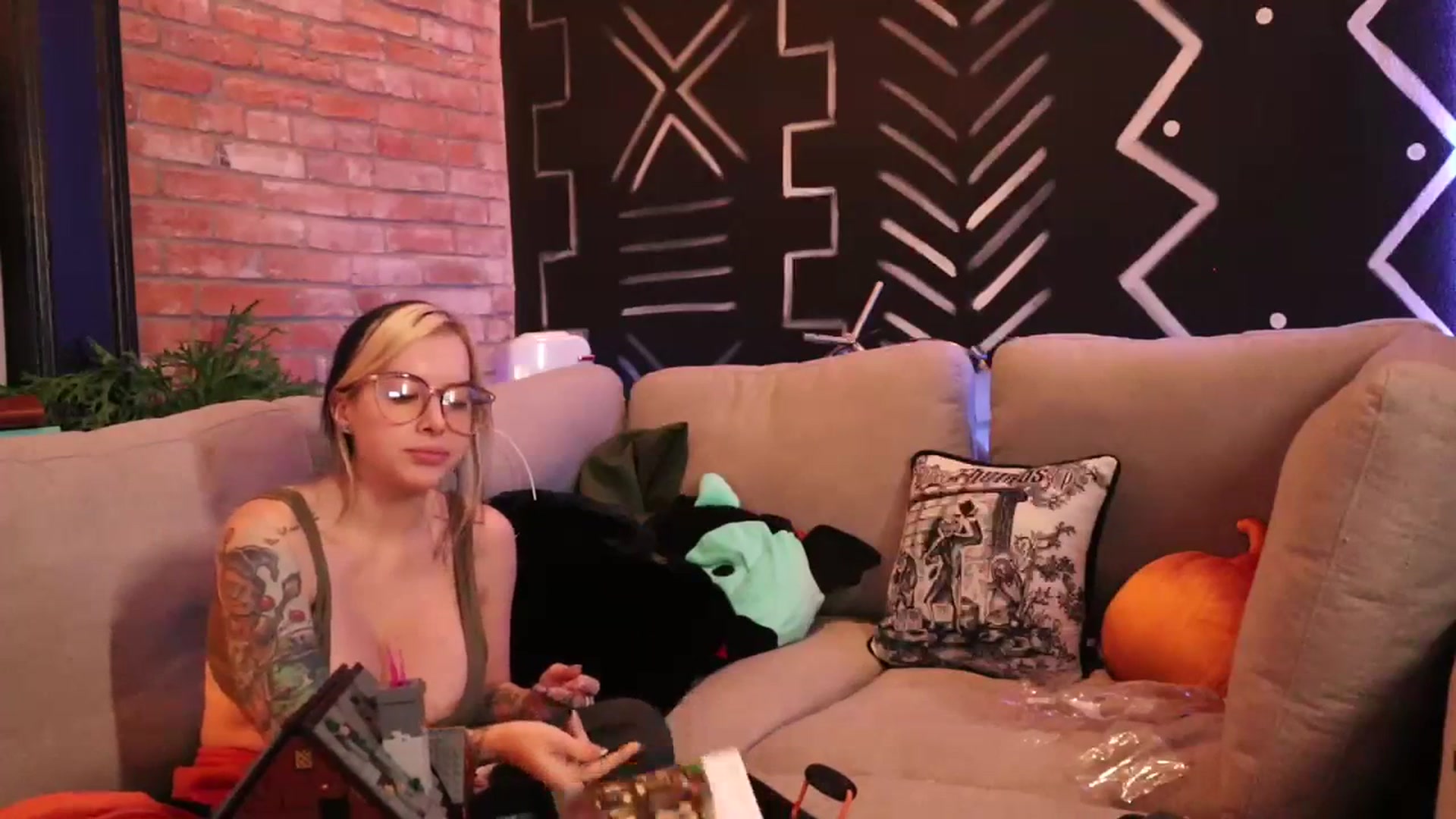 Gallery image thumbnail from Cubbixoxo's myfreecams stream on, 10/16/2023, 05:41 image 17 of 20