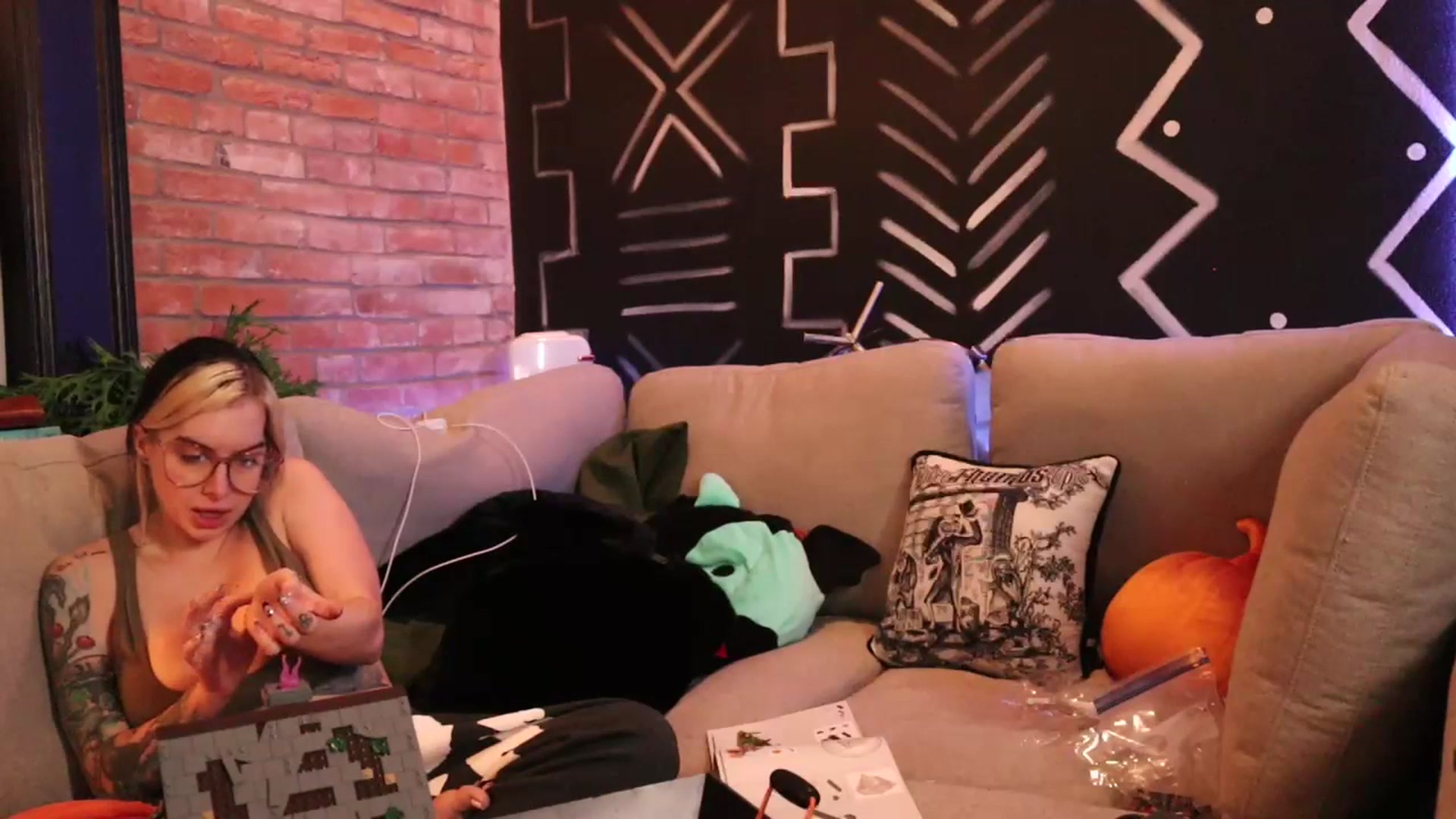 Gallery image thumbnail from Cubbixoxo's myfreecams stream on, 10/16/2023, 05:41 image 12 of 20