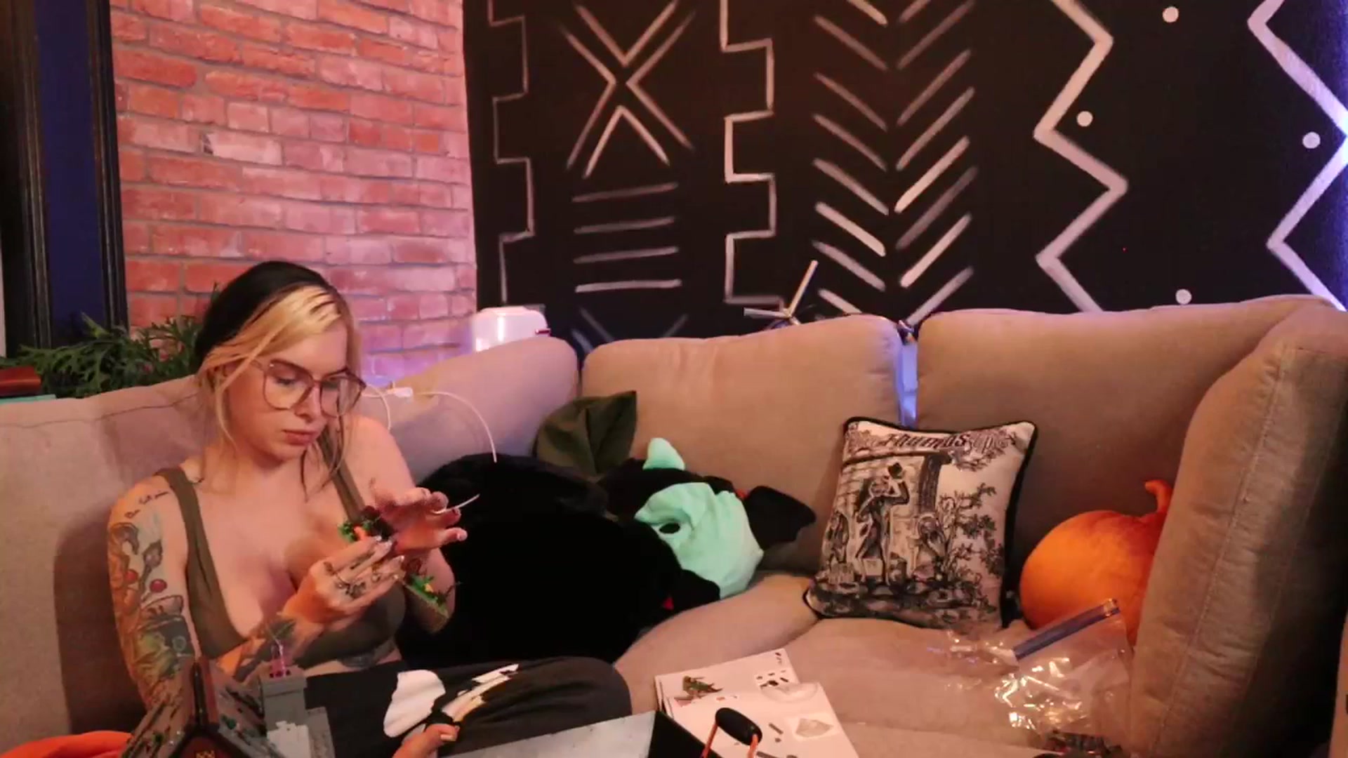 Gallery image thumbnail from Cubbixoxo's myfreecams stream on, 10/16/2023, 05:41 image 5 of 20