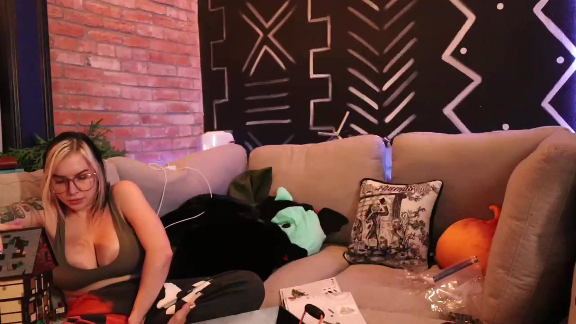 Gallery image thumbnail from Cubbixoxo's myfreecams stream on, 10/16/2023, 05:41 image 7 of 20