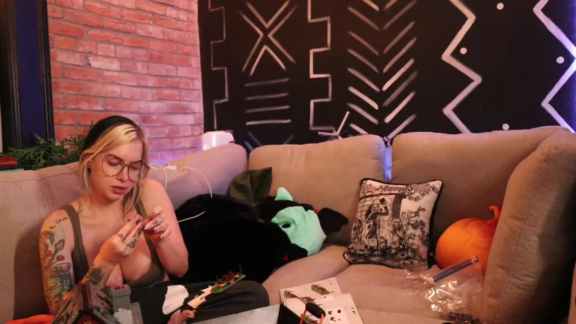 Gallery image thumbnail from Cubbixoxo's myfreecams stream on, 10/16/2023, 05:41 image 3 of 20