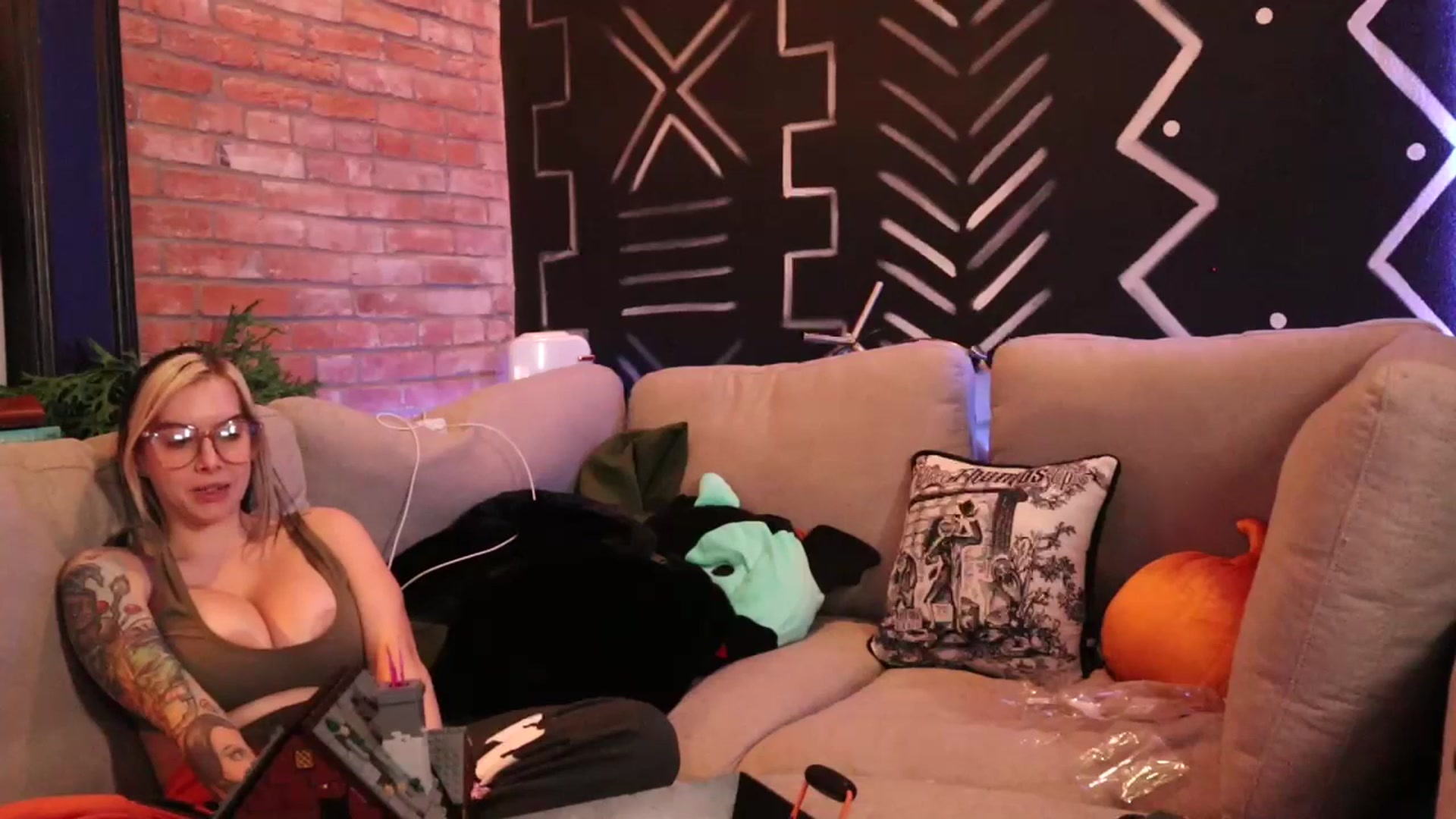 Gallery image thumbnail from Cubbixoxo's myfreecams stream on, 10/16/2023, 05:41 image 18 of 20