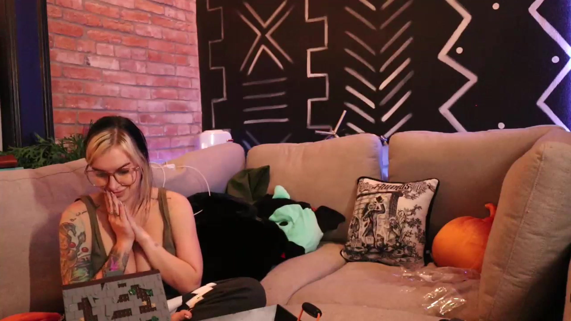Gallery image thumbnail from Cubbixoxo's myfreecams stream on, 10/16/2023, 05:41 image 14 of 20