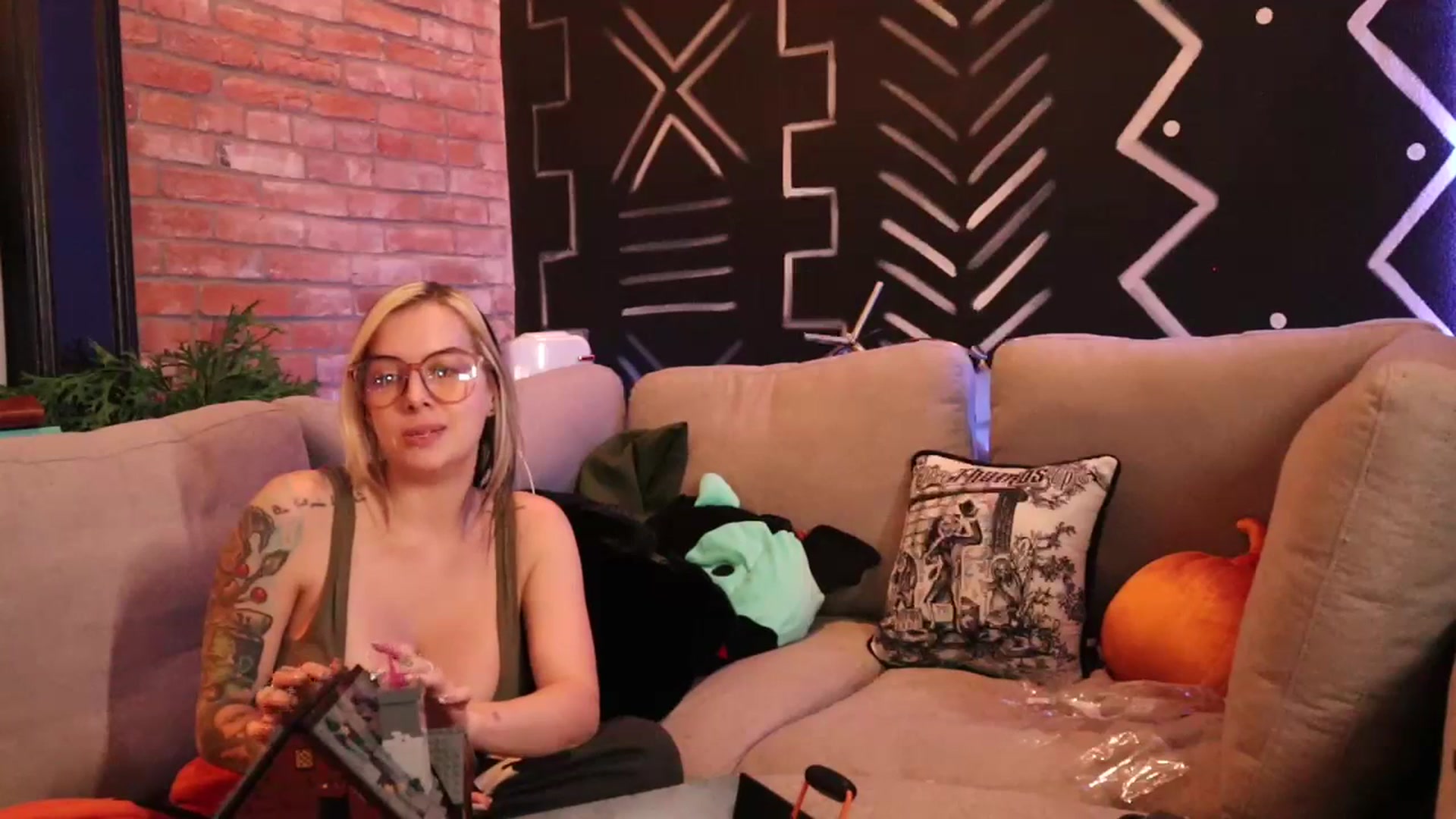 Gallery image thumbnail from Cubbixoxo's myfreecams stream on, 10/16/2023, 05:41 image 20 of 20