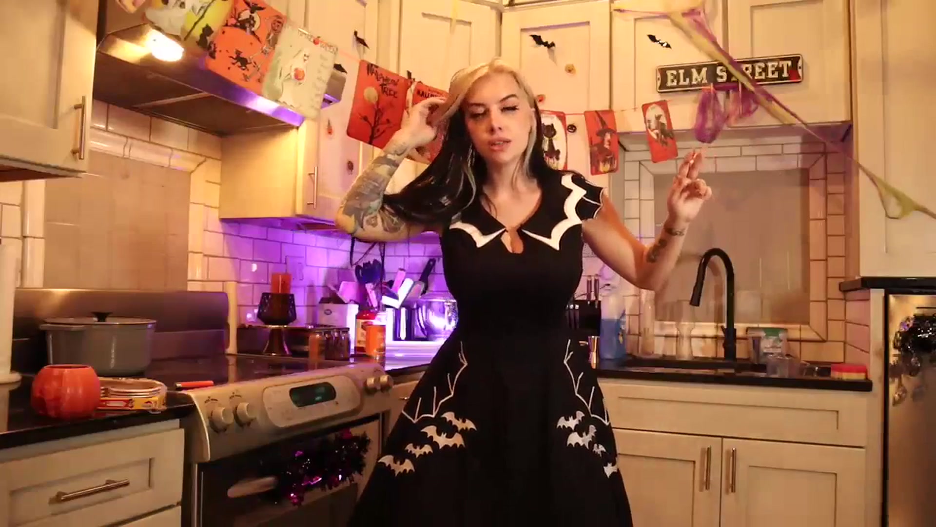 Gallery image thumbnail from Cubbixoxo's myfreecams stream on, 10/23/2023, 04:00 image 5 of 20