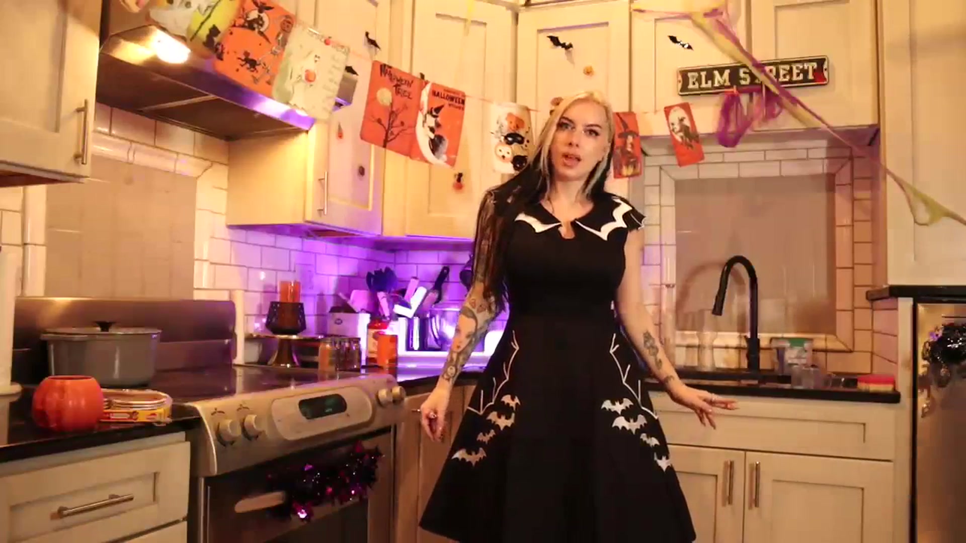 Gallery image thumbnail from Cubbixoxo's myfreecams stream on, 10/23/2023, 04:00 image 4 of 20