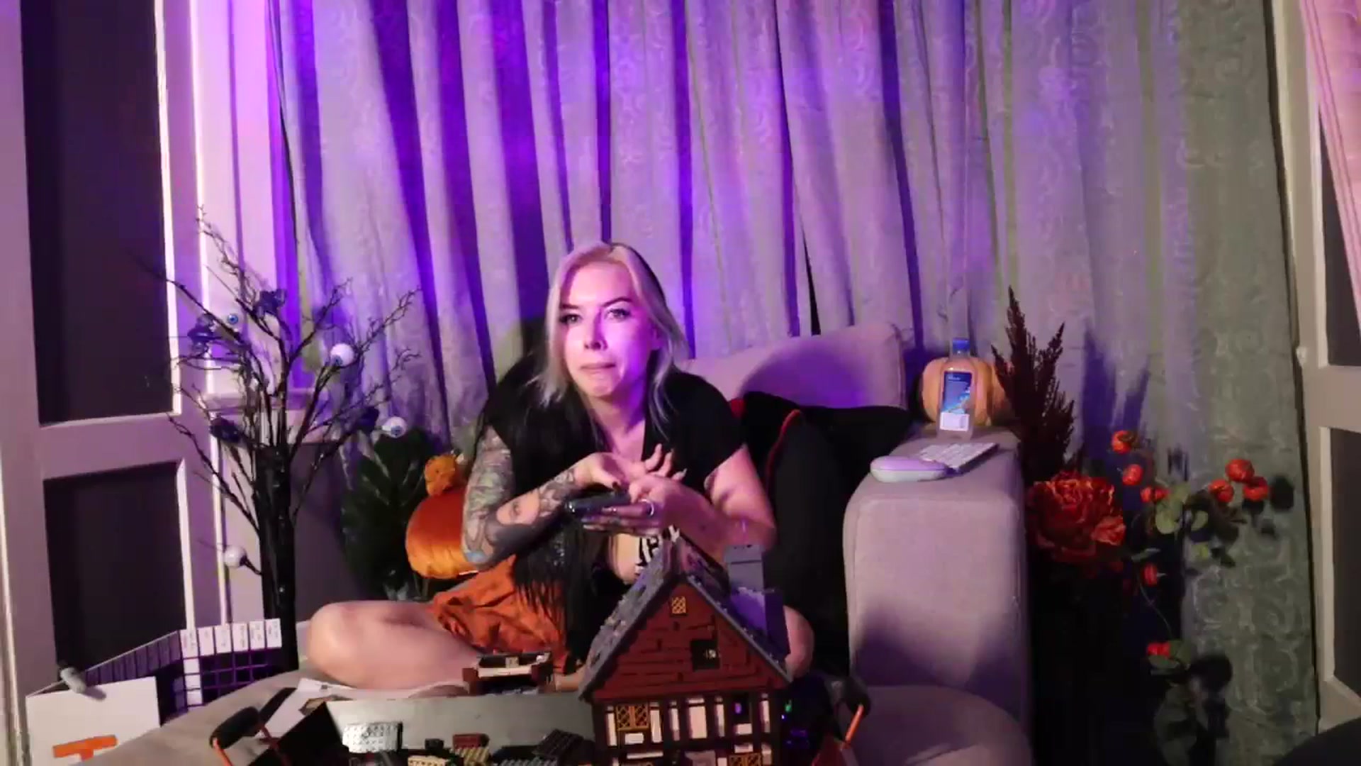 Gallery image thumbnail from Cubbixoxo's myfreecams stream on, 10/25/2023, 04:13 image 2 of 20
