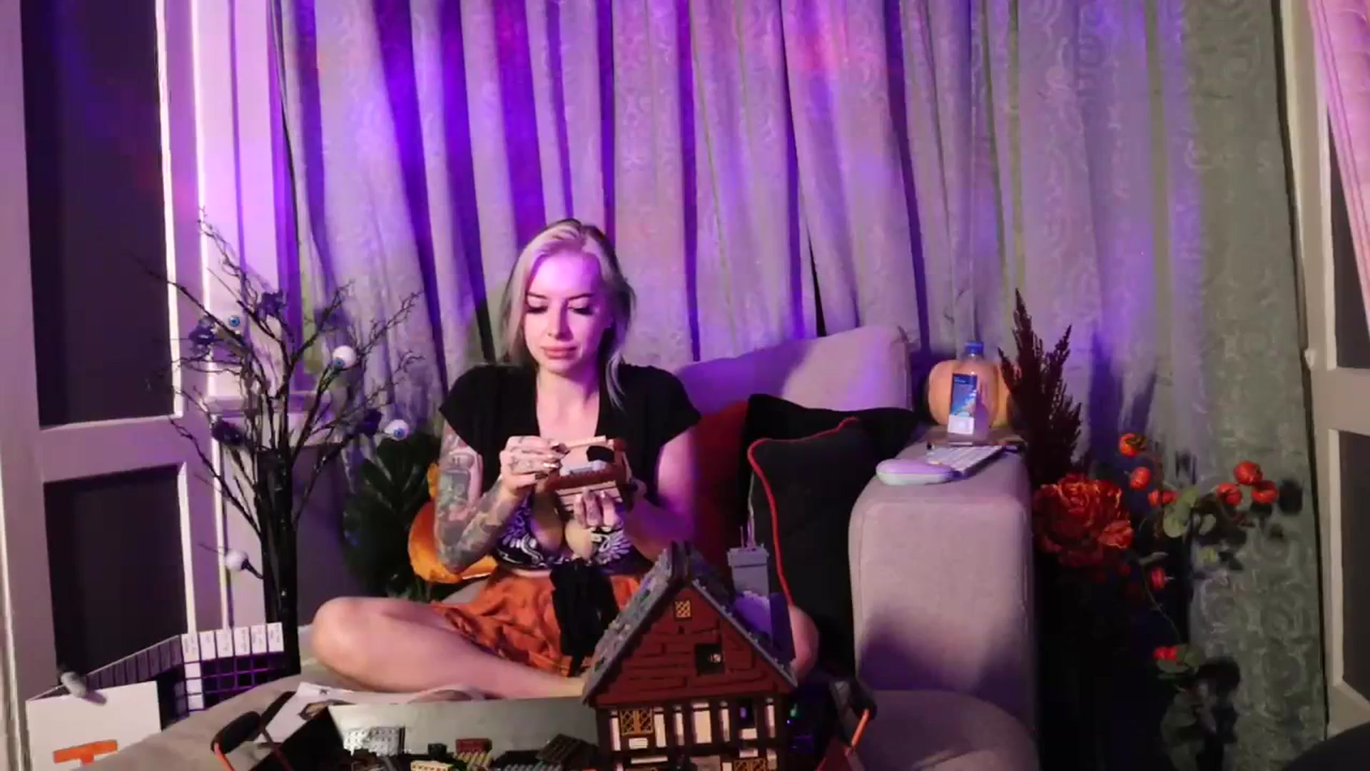 Gallery image thumbnail from Cubbixoxo's myfreecams stream on, 10/25/2023, 04:13 image 1 of 20
