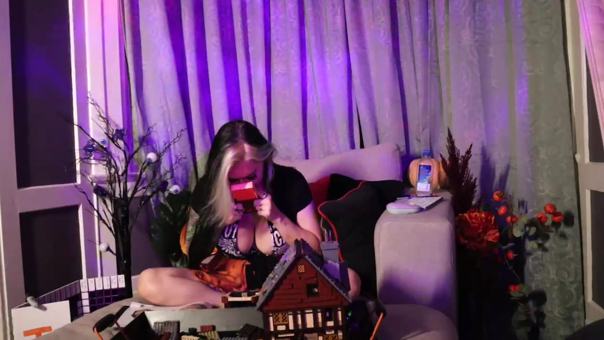Gallery image thumbnail from Cubbixoxo's myfreecams stream on, 10/25/2023, 04:13 image 4 of 20