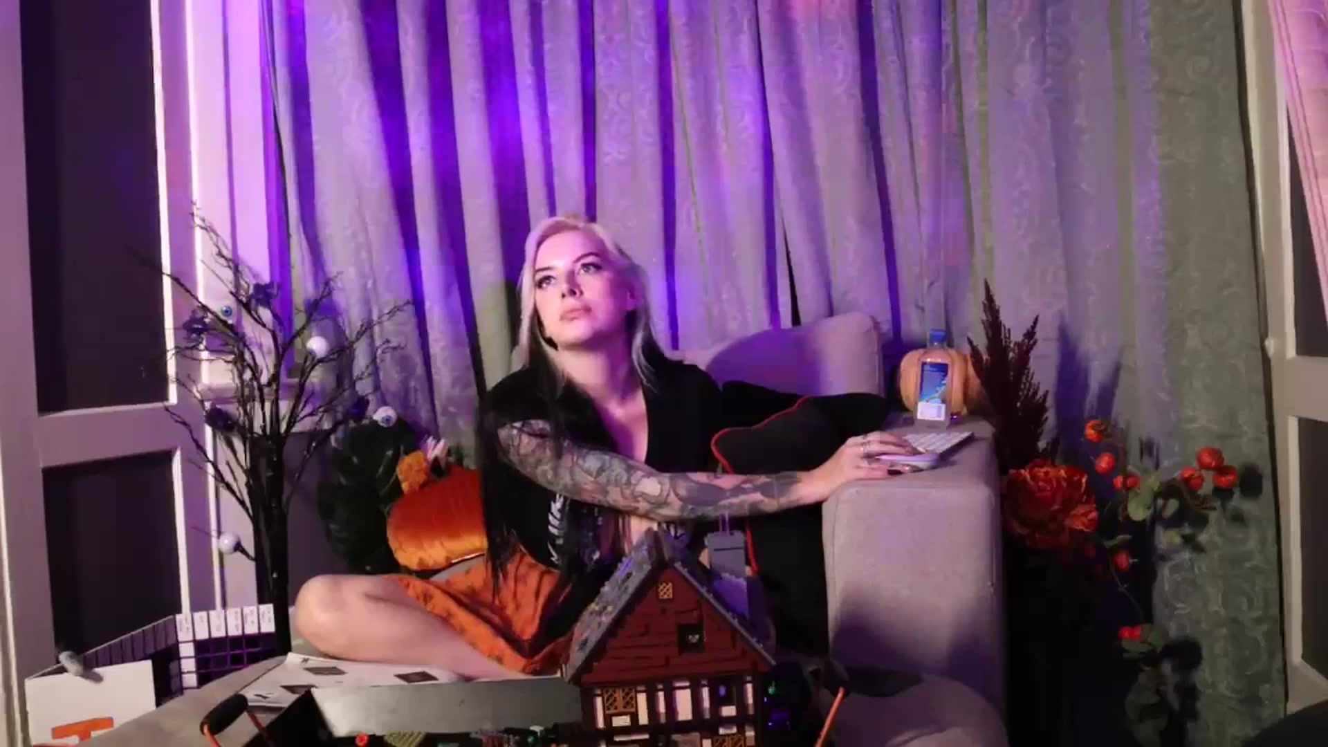 Gallery image thumbnail from Cubbixoxo's myfreecams stream on, 10/25/2023, 04:13 image 13 of 20