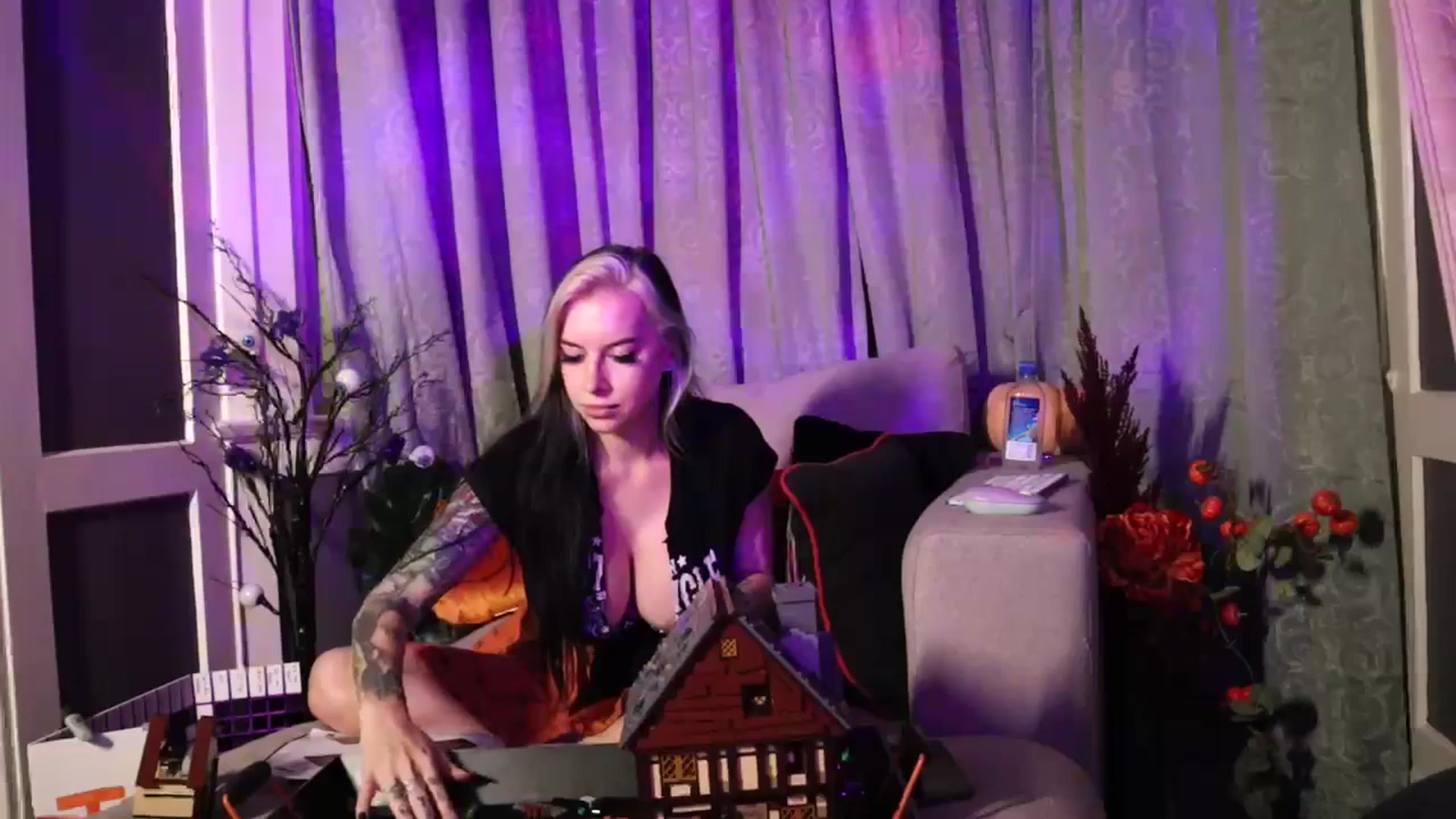 Gallery image thumbnail from Cubbixoxo's myfreecams stream on, 10/25/2023, 04:13 image 16 of 20