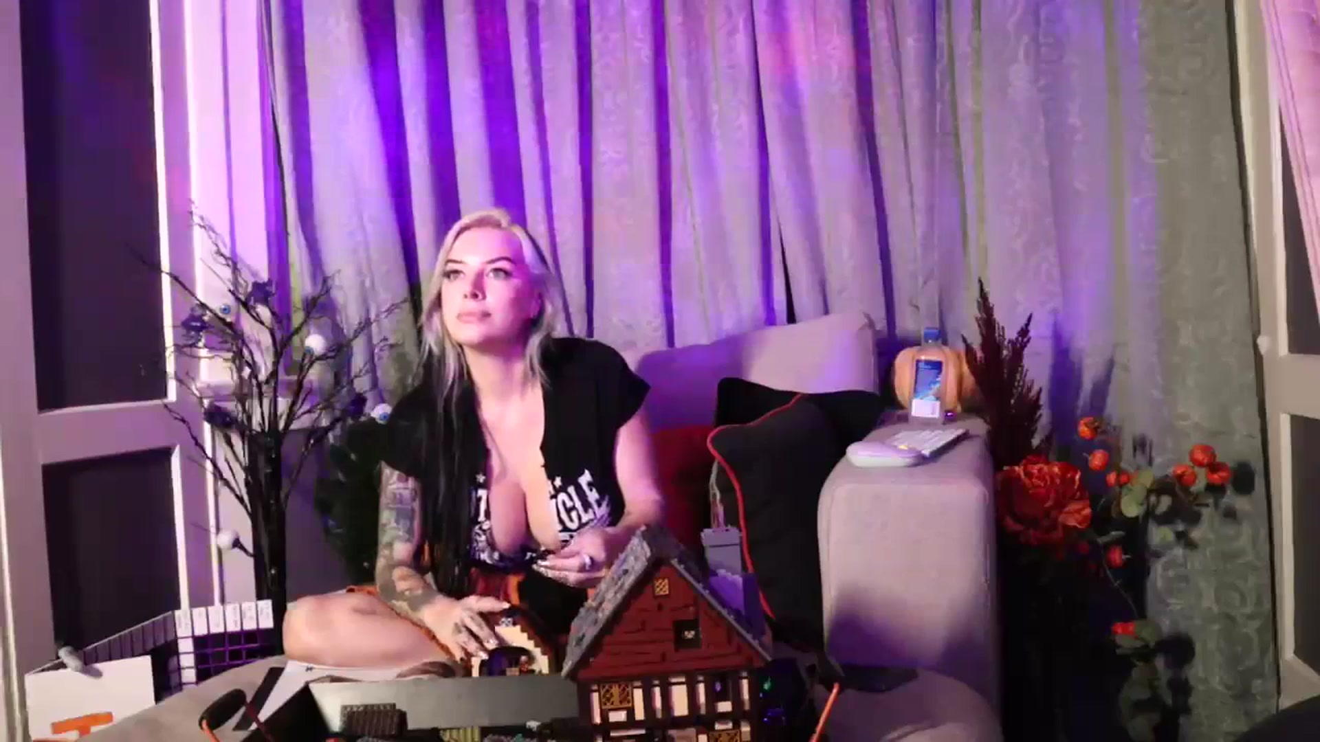 Gallery image thumbnail from Cubbixoxo's myfreecams stream on, 10/25/2023, 04:13 image 11 of 20